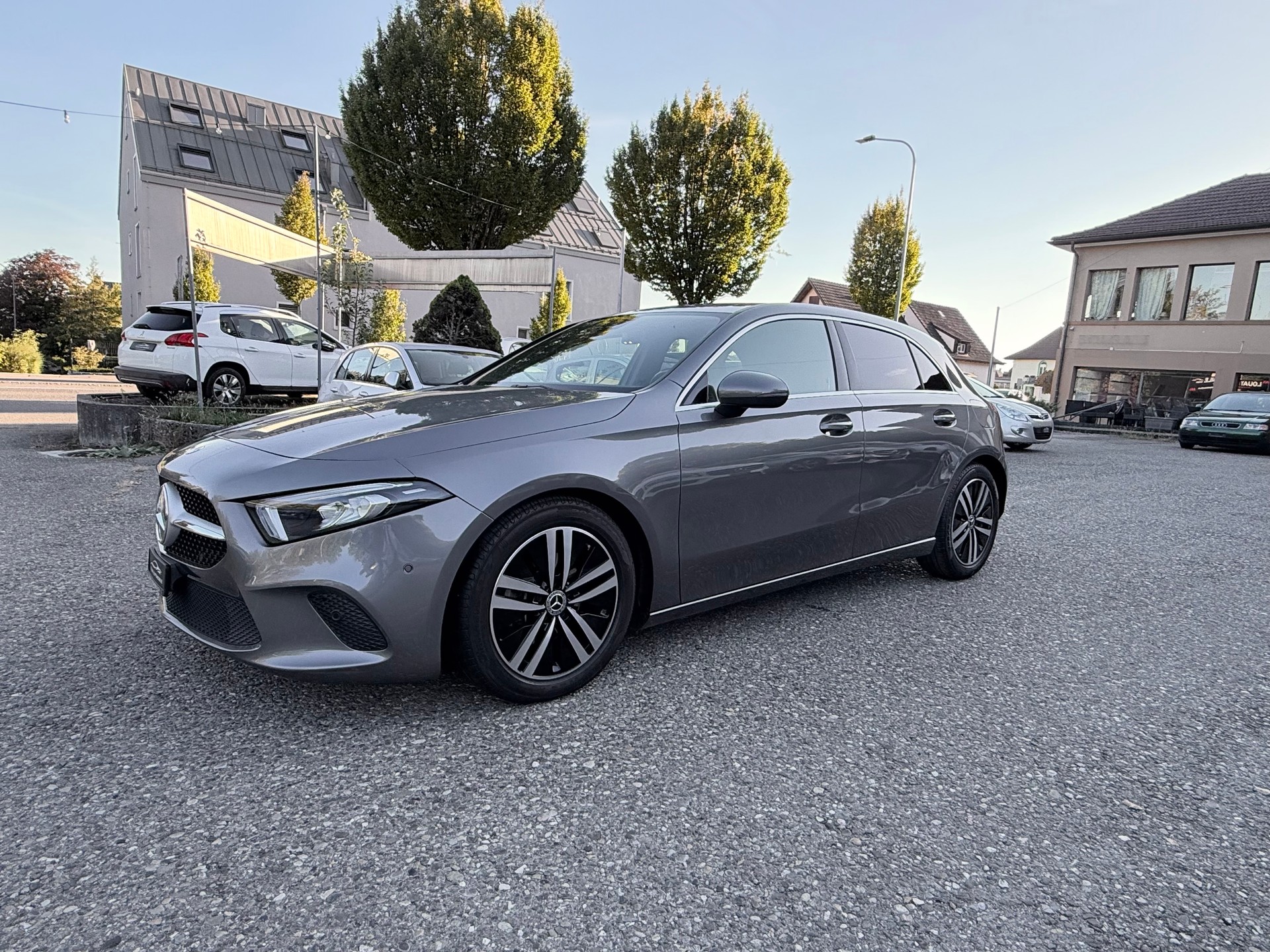 MERCEDES-BENZ A 180 Night Star 7G-DCT-showroom-element-3