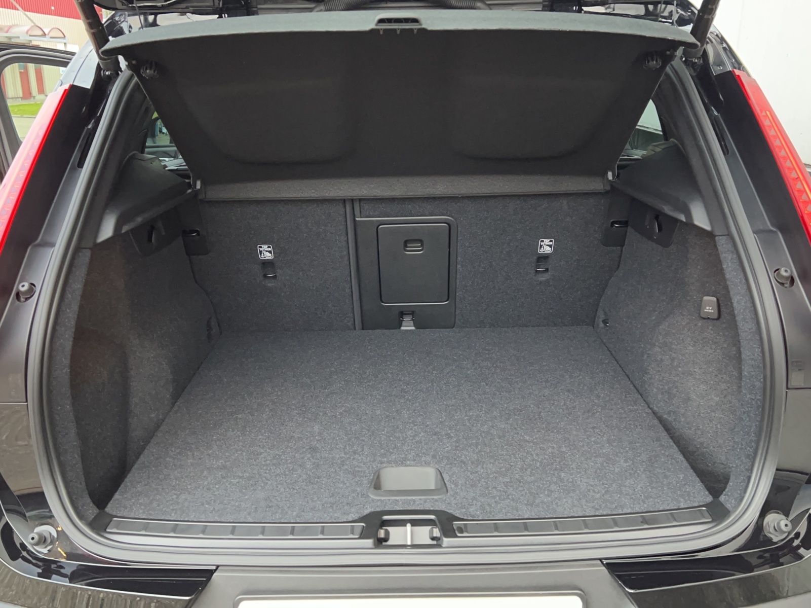 VOLVO XC40 2.0 B4 MH R-Design AWD-image-11
