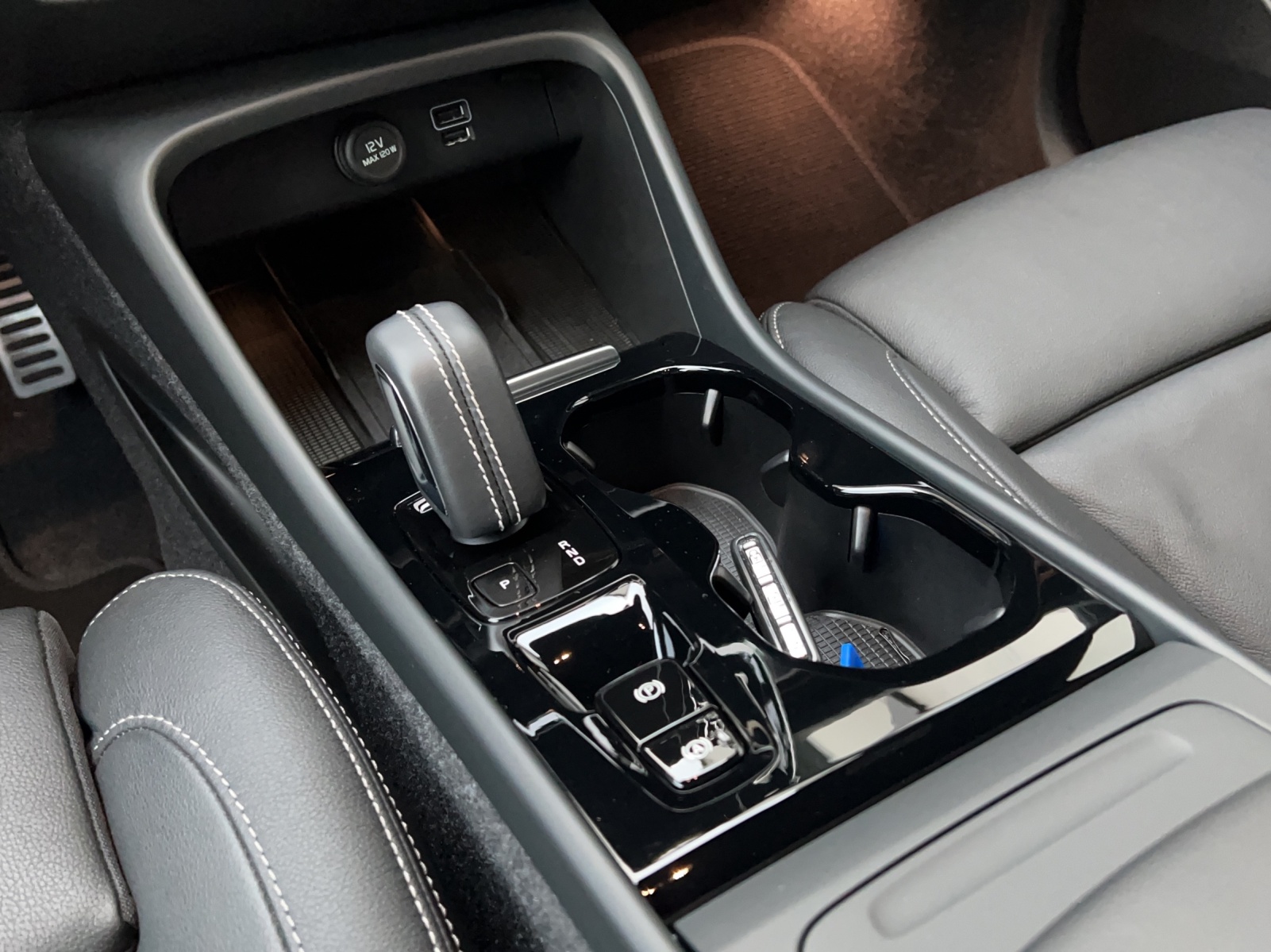 VOLVO XC40 2.0 B4 MH R-Design AWD-image-8