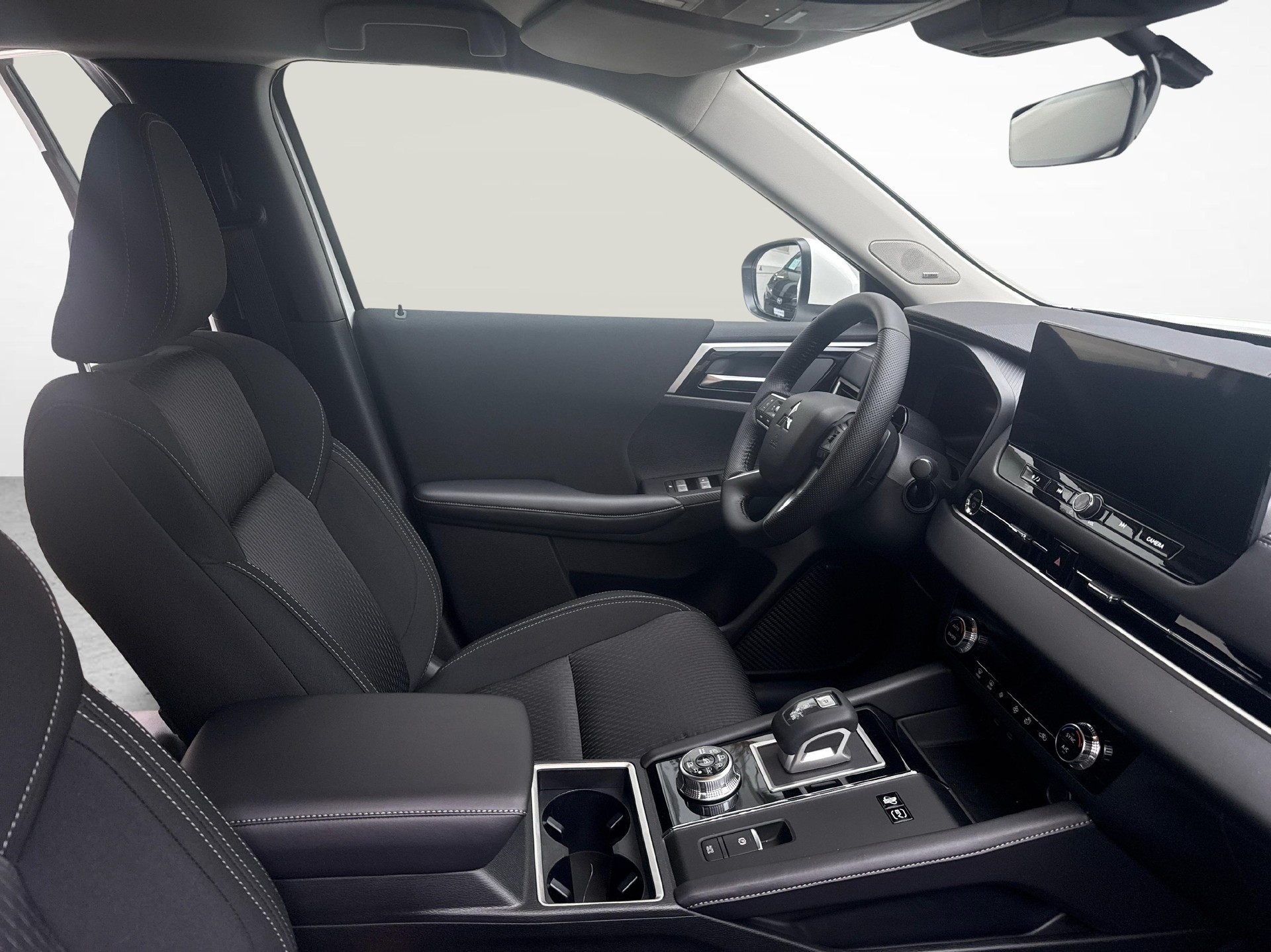 MITSUBISHI Outlander 2.4 PHEV Inform 4x4-image-9