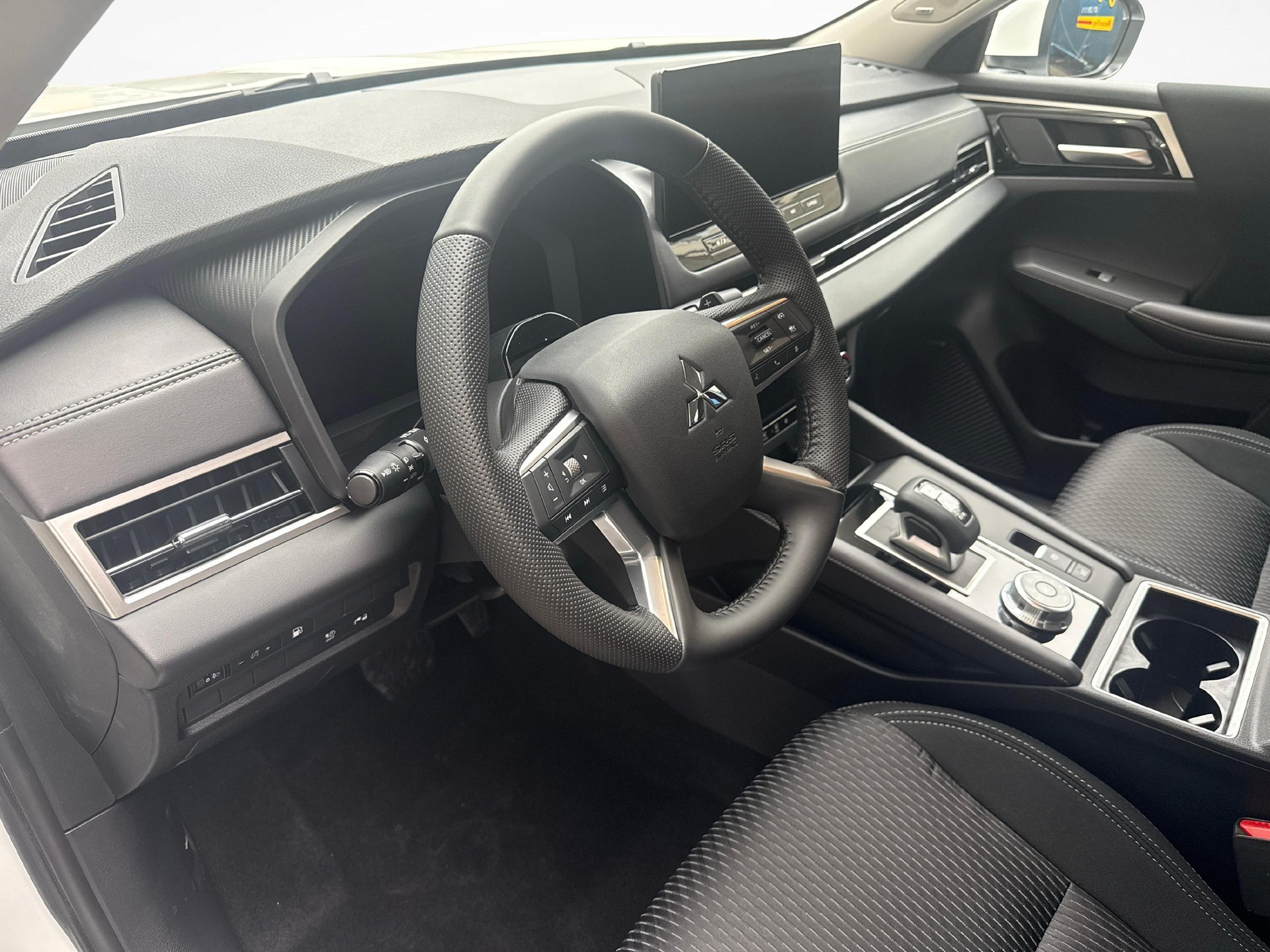 MITSUBISHI Outlander 2.4 PHEV Inform 4x4-image-15