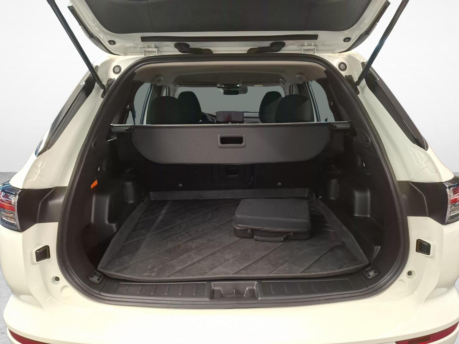 MITSUBISHI Outlander 2.4 PHEV Inform 4x4-image-11
