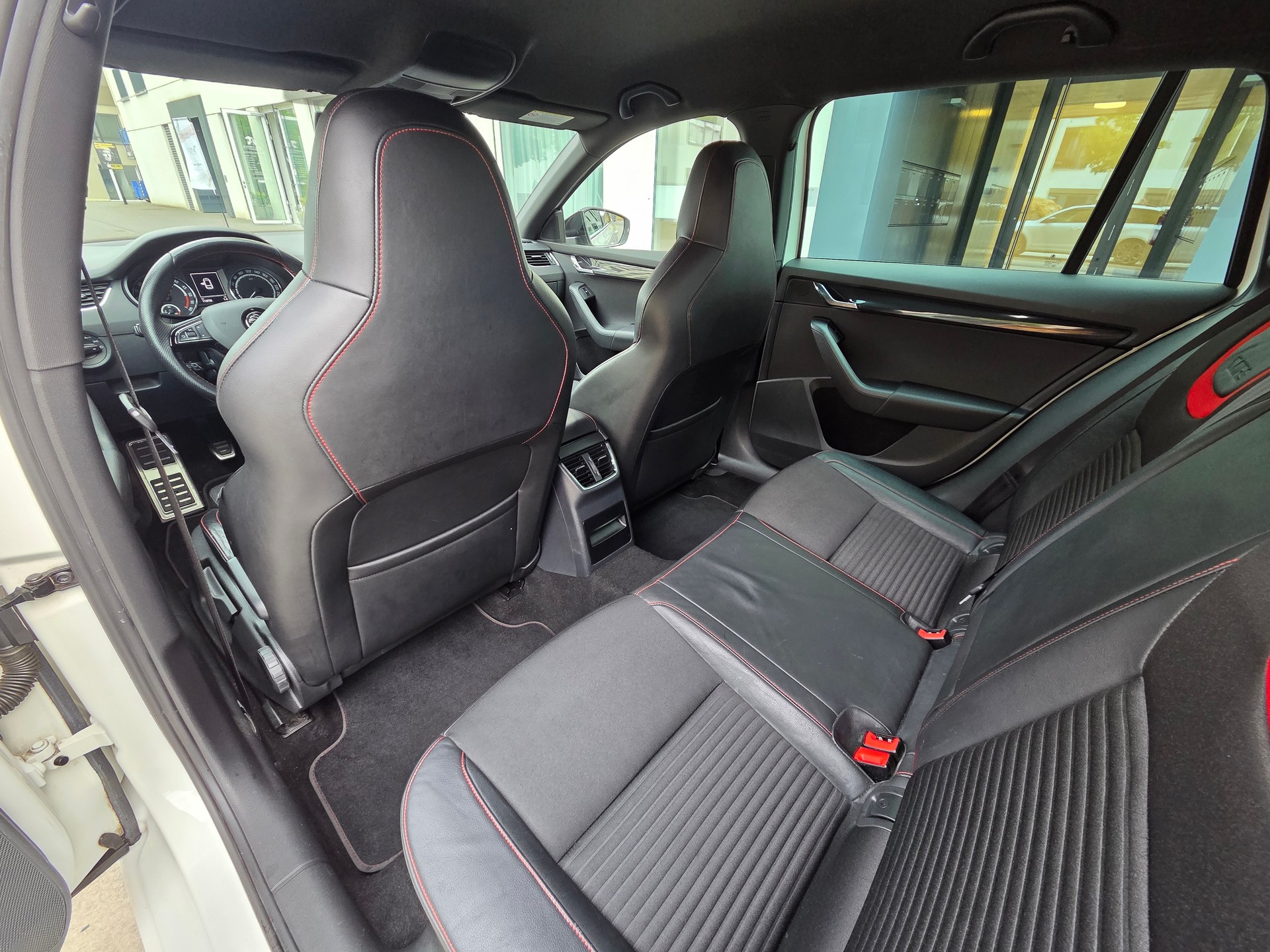 SKODA Octavia Combi 2.0 TDI RS-image-13