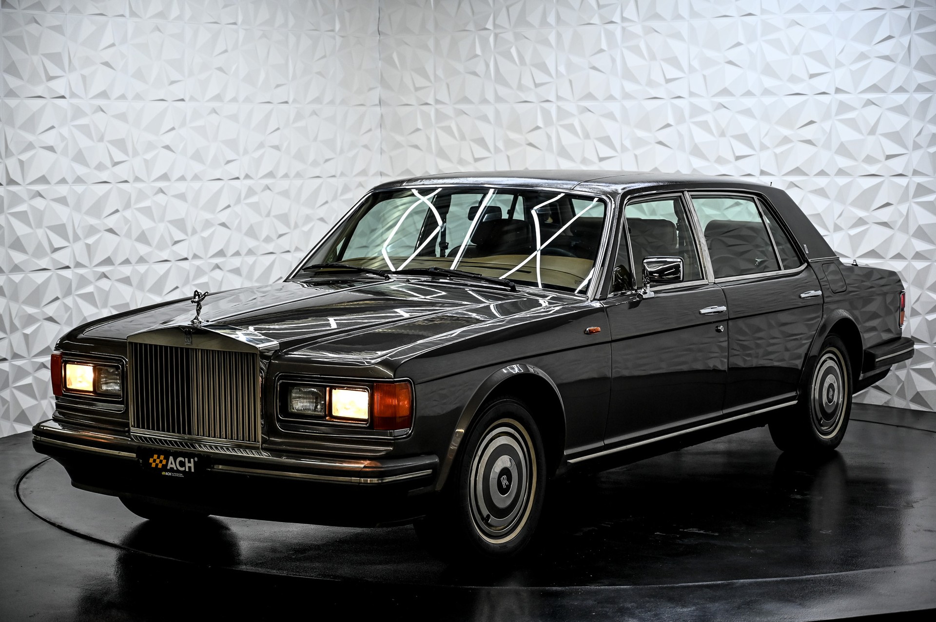 ROLLS-ROYCE Silver Spur-showroom-element-2