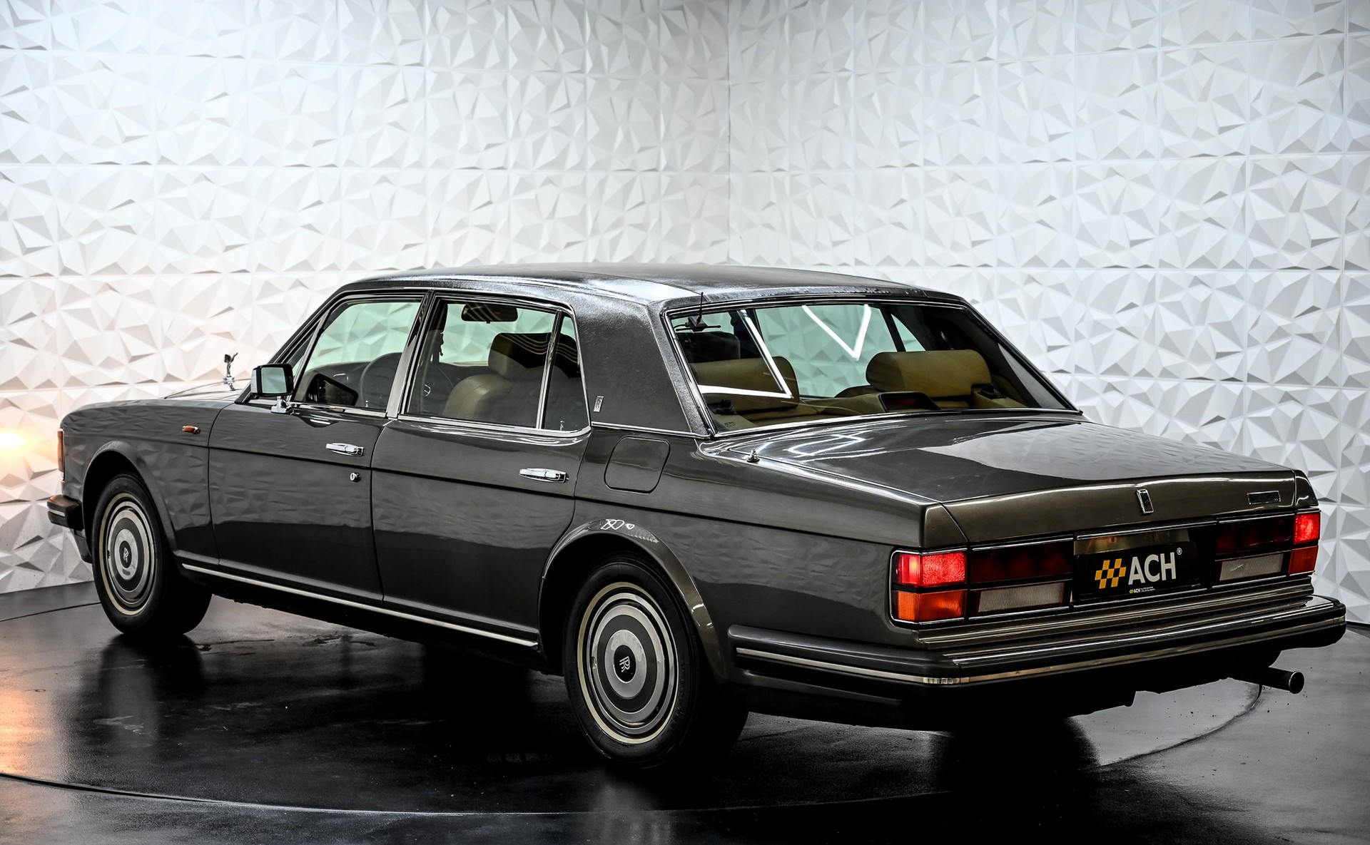 ROLLS-ROYCE Silver Spur-showroom-element-3