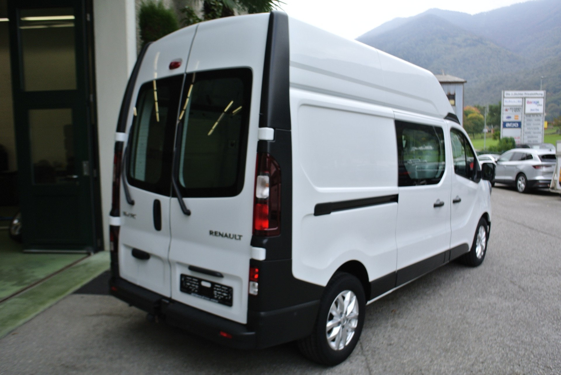 RENAULT Trafic 2.0 Blue dCi 150 3.5t Advance L2H2 IP-image-7