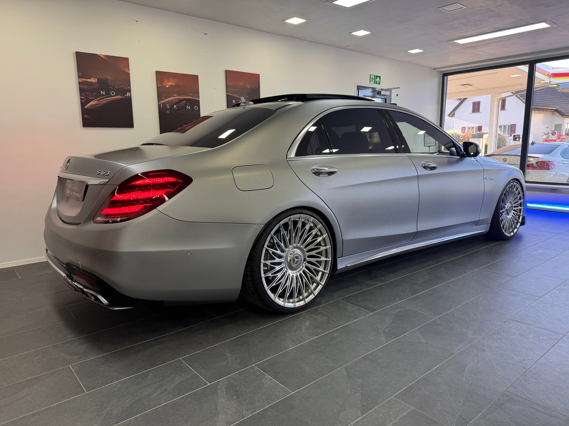 MERCEDES-BENZ S 63 AMG L 4Matic+ 9G-Tronic *ohne OPF / Designo Allanitgrau Matt / 22 Zoll / Burmester 3D / Panorama / Night Vision*-image-3