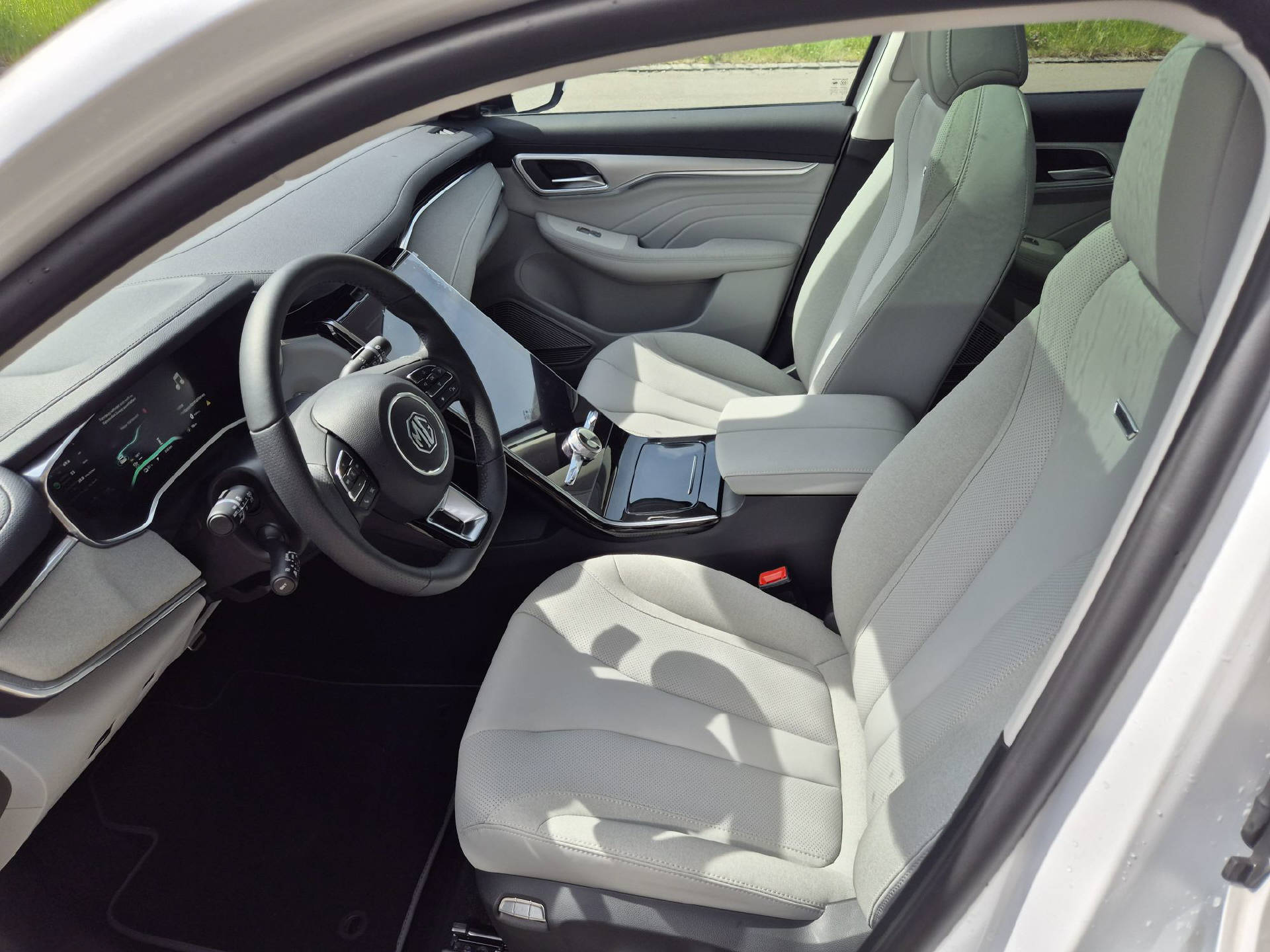 MG Marvel R 70kWh Luxury-image-7