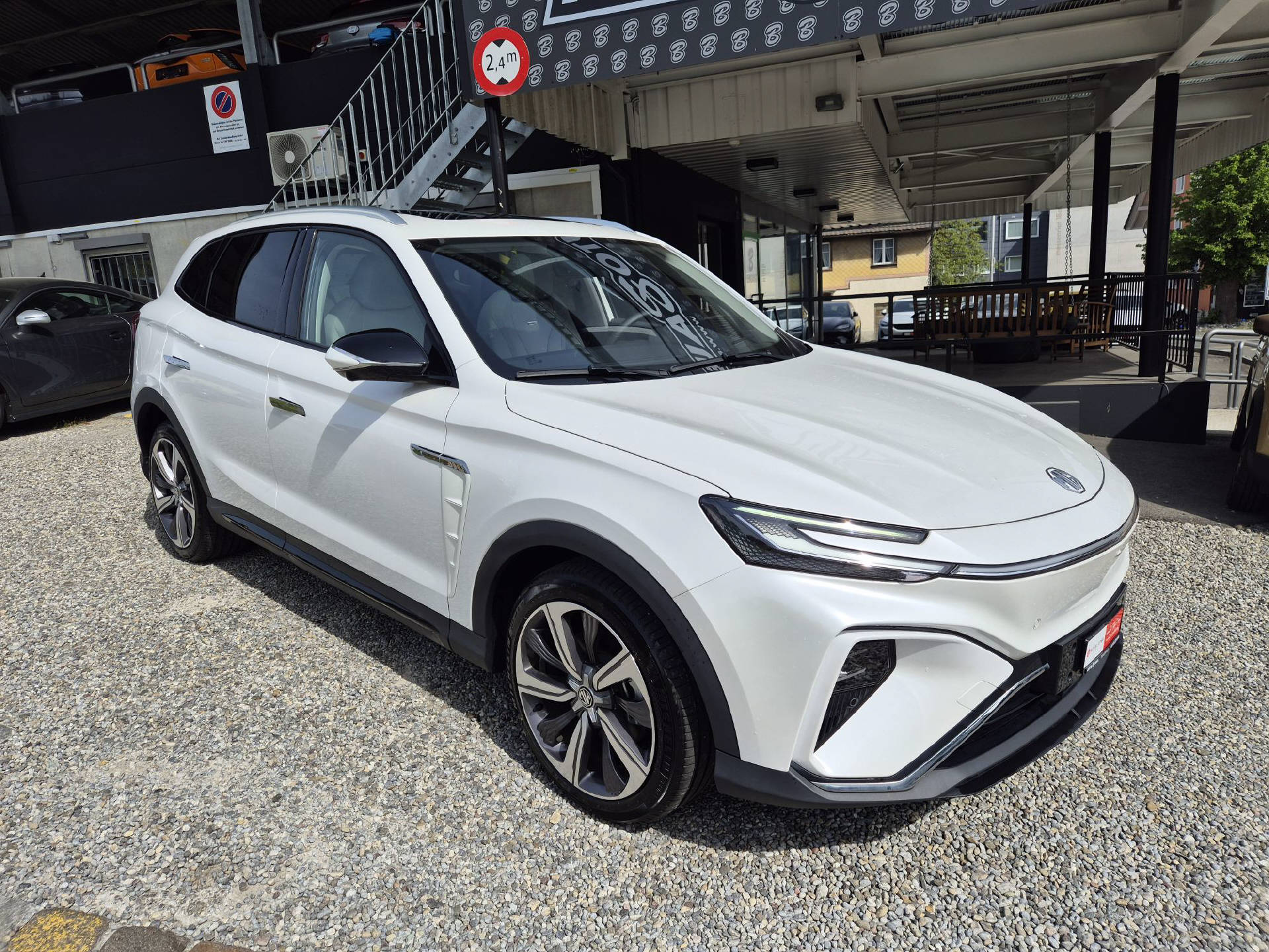 MG Marvel R 70kWh Luxury-image-1