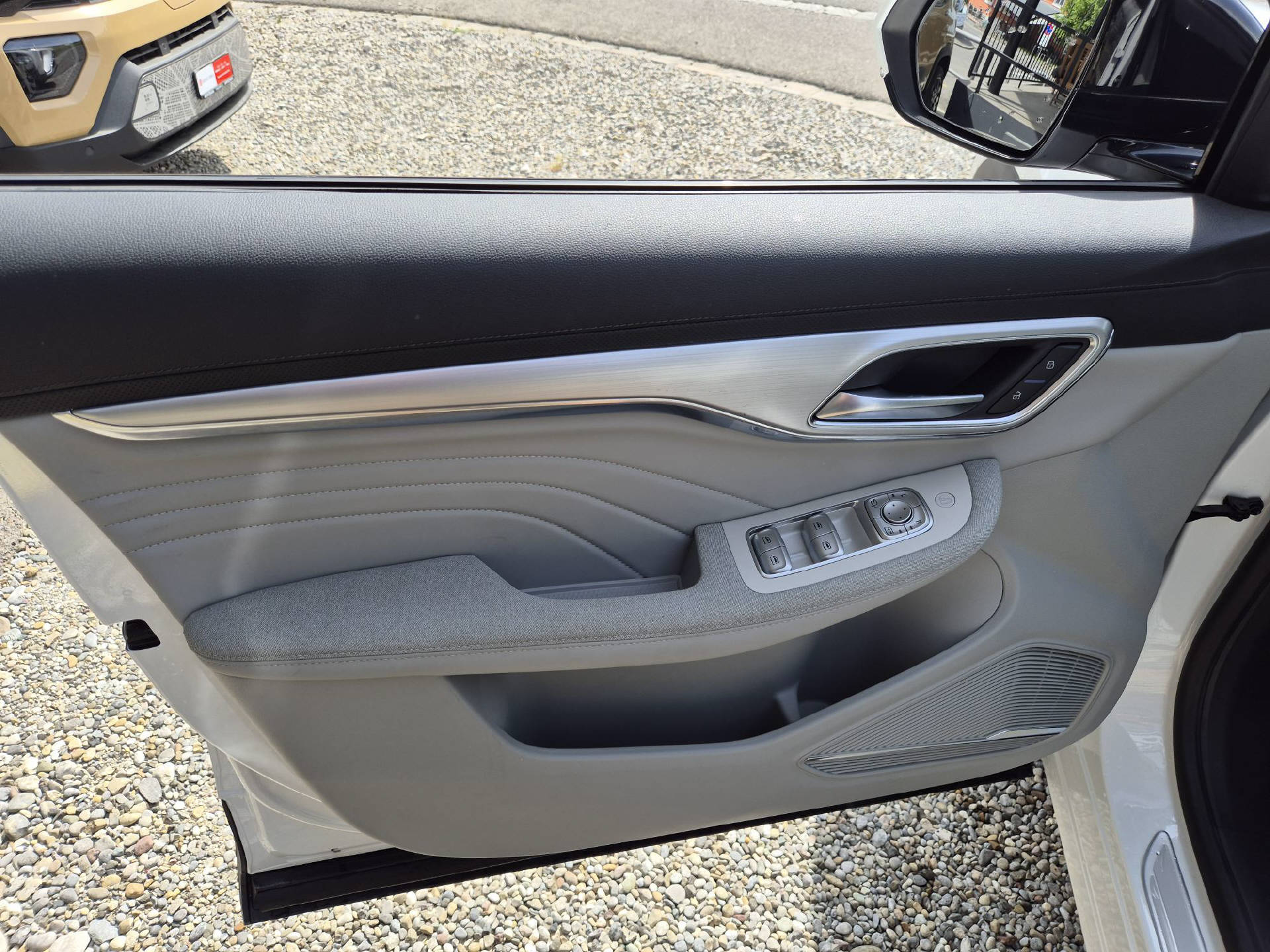 MG Marvel R 70kWh Luxury-image-12