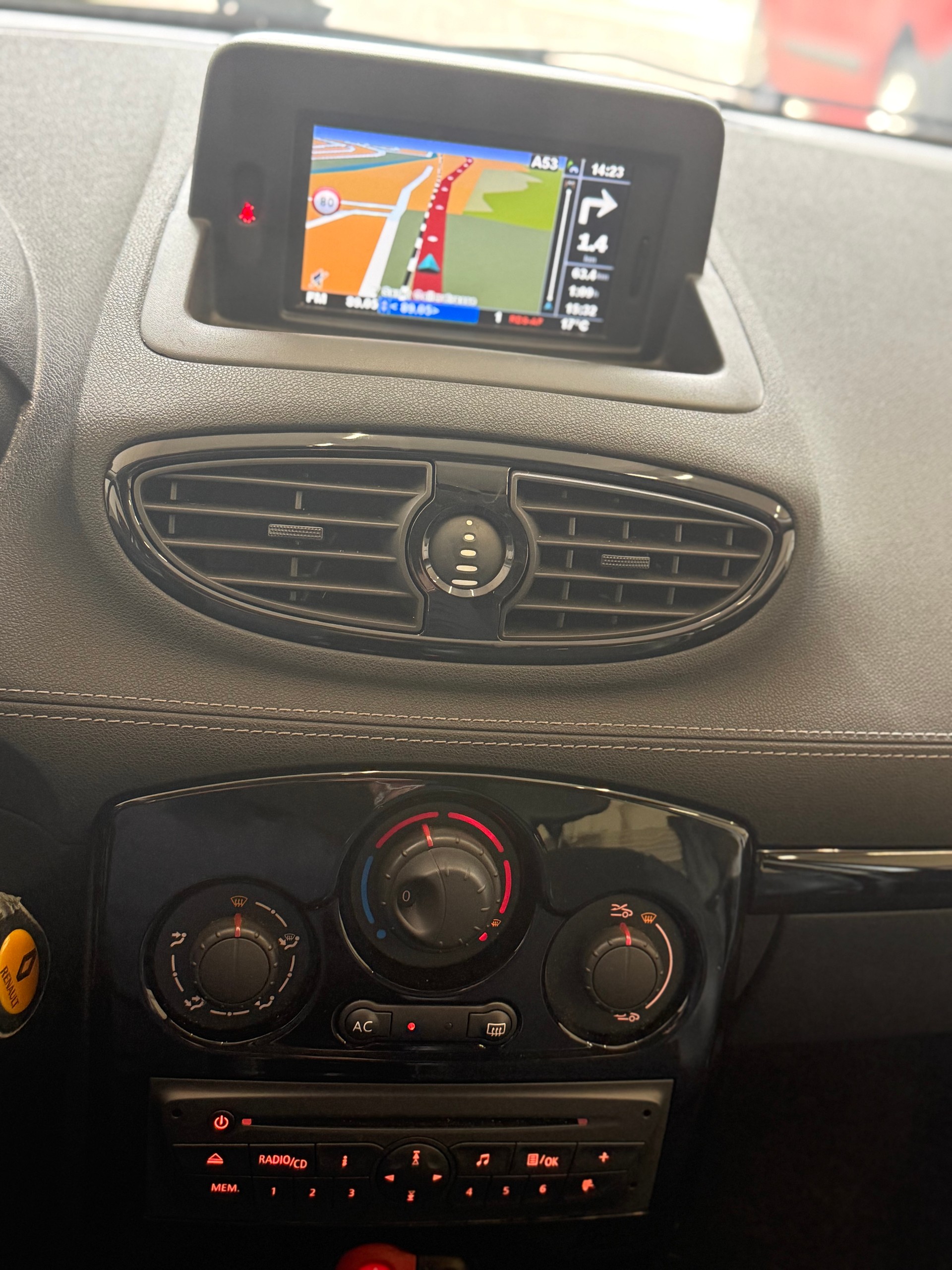 RENAULT Clio 1.2 16V Turbo Night&Day-image-11