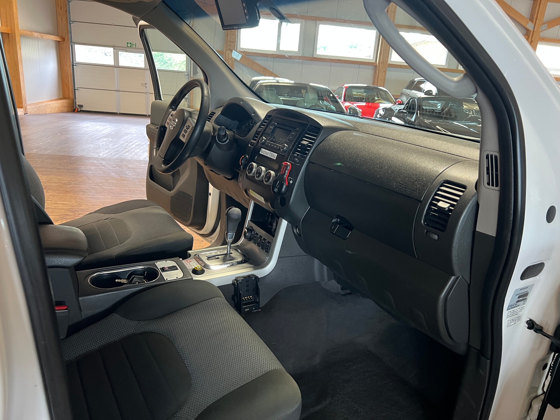 NISSAN Navara Double Cab SE 2.5 dCi 4WD LB Automat-image-12