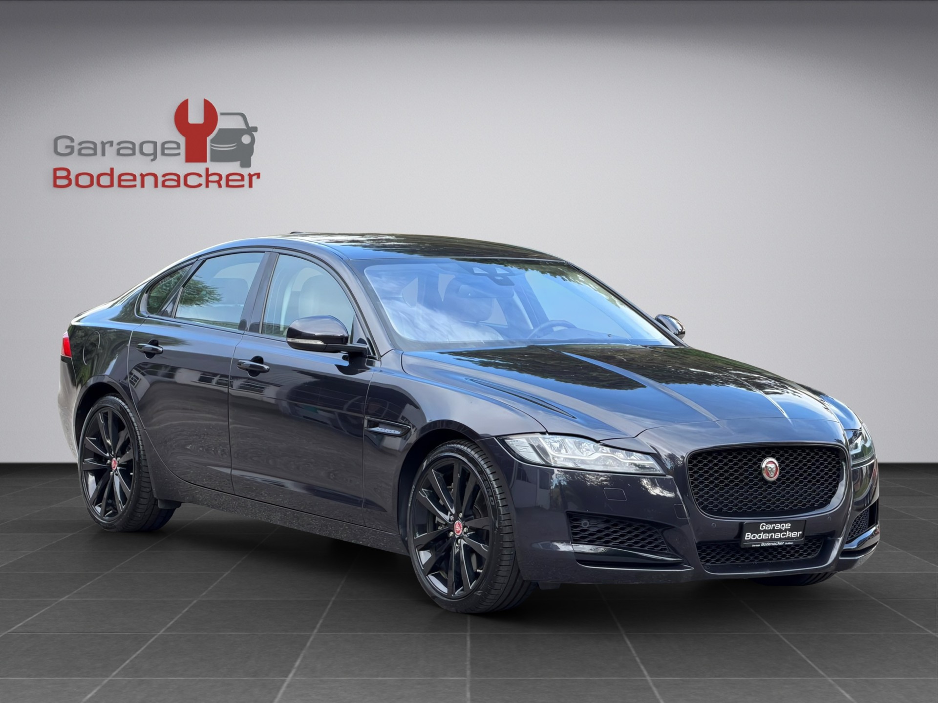JAGUAR XF 30d Portfolio Automatic * Diesel * V6 * 300PS *-image-6