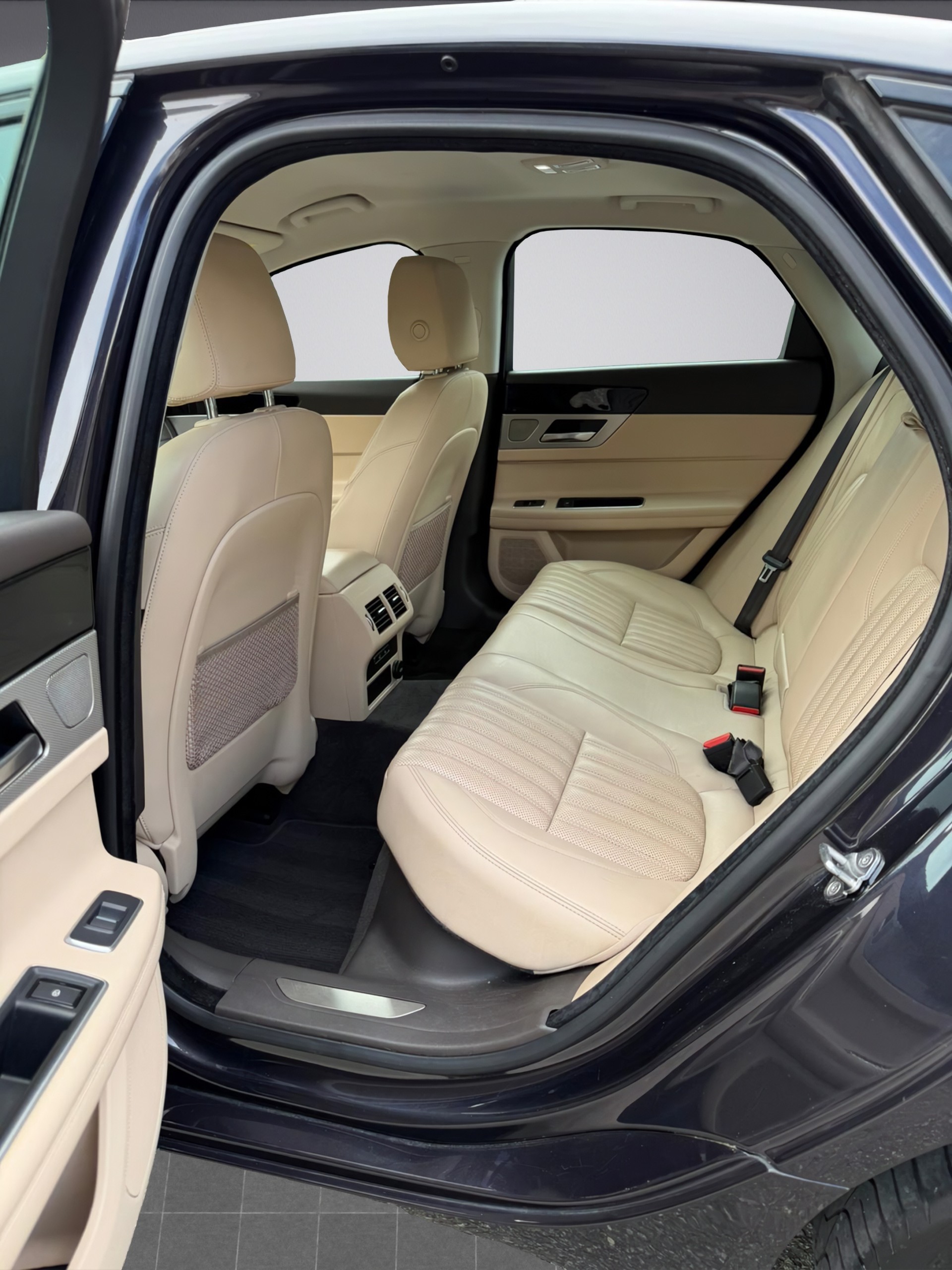 JAGUAR XF 30d Portfolio Automatic * Diesel * V6 * 300PS *-image-9