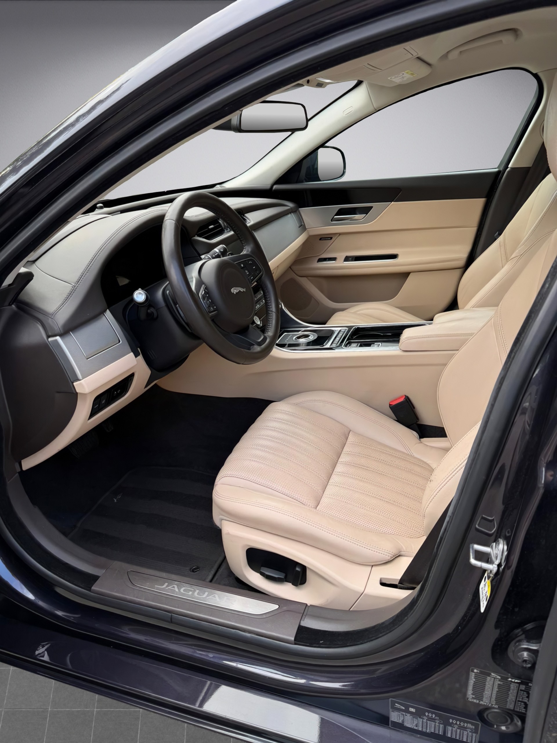 JAGUAR XF 30d Portfolio Automatic * Diesel * V6 * 300PS *-image-8