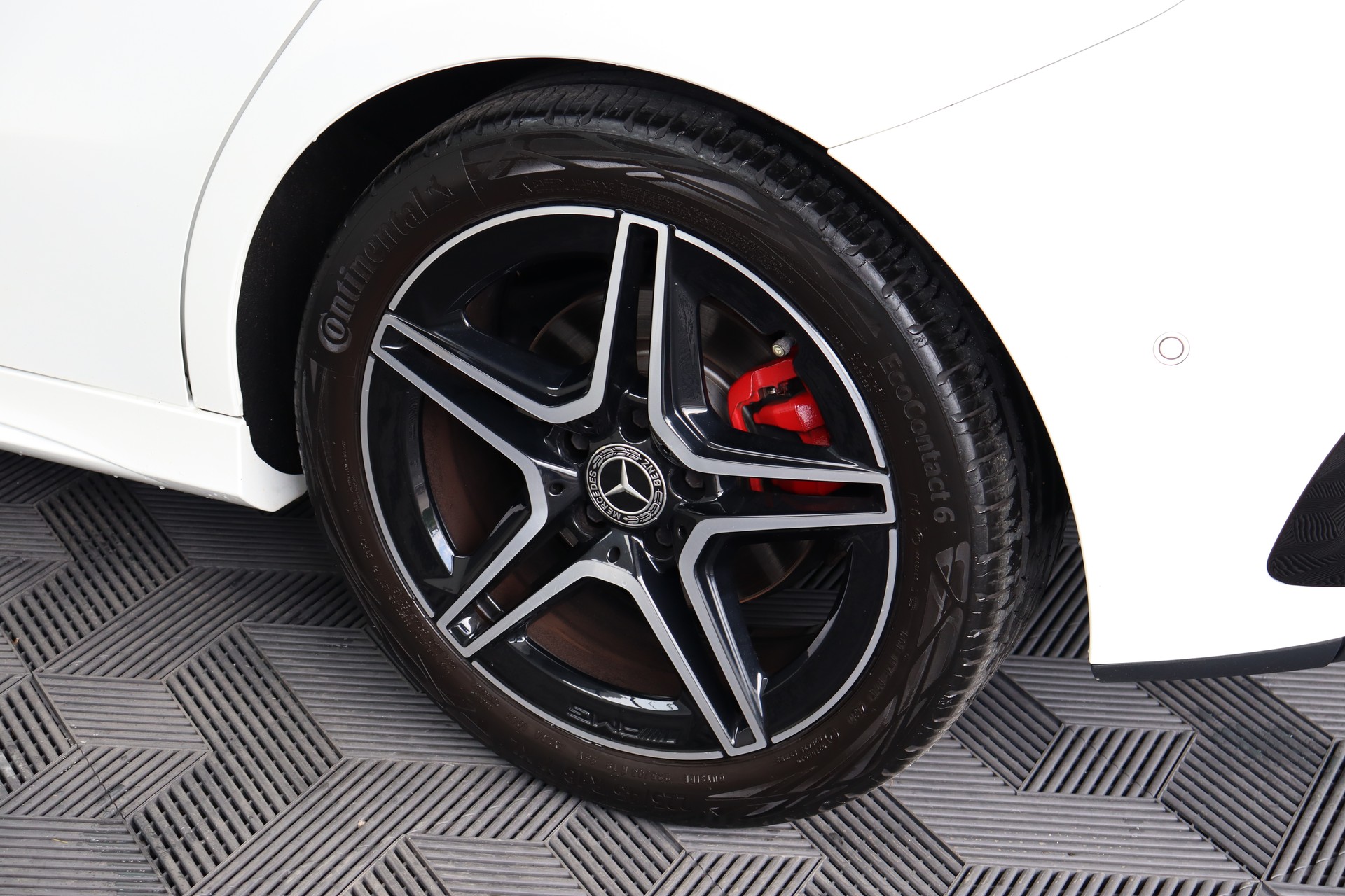 MERCEDES-BENZ A 250 AMG Line 7G-DCT-image-23