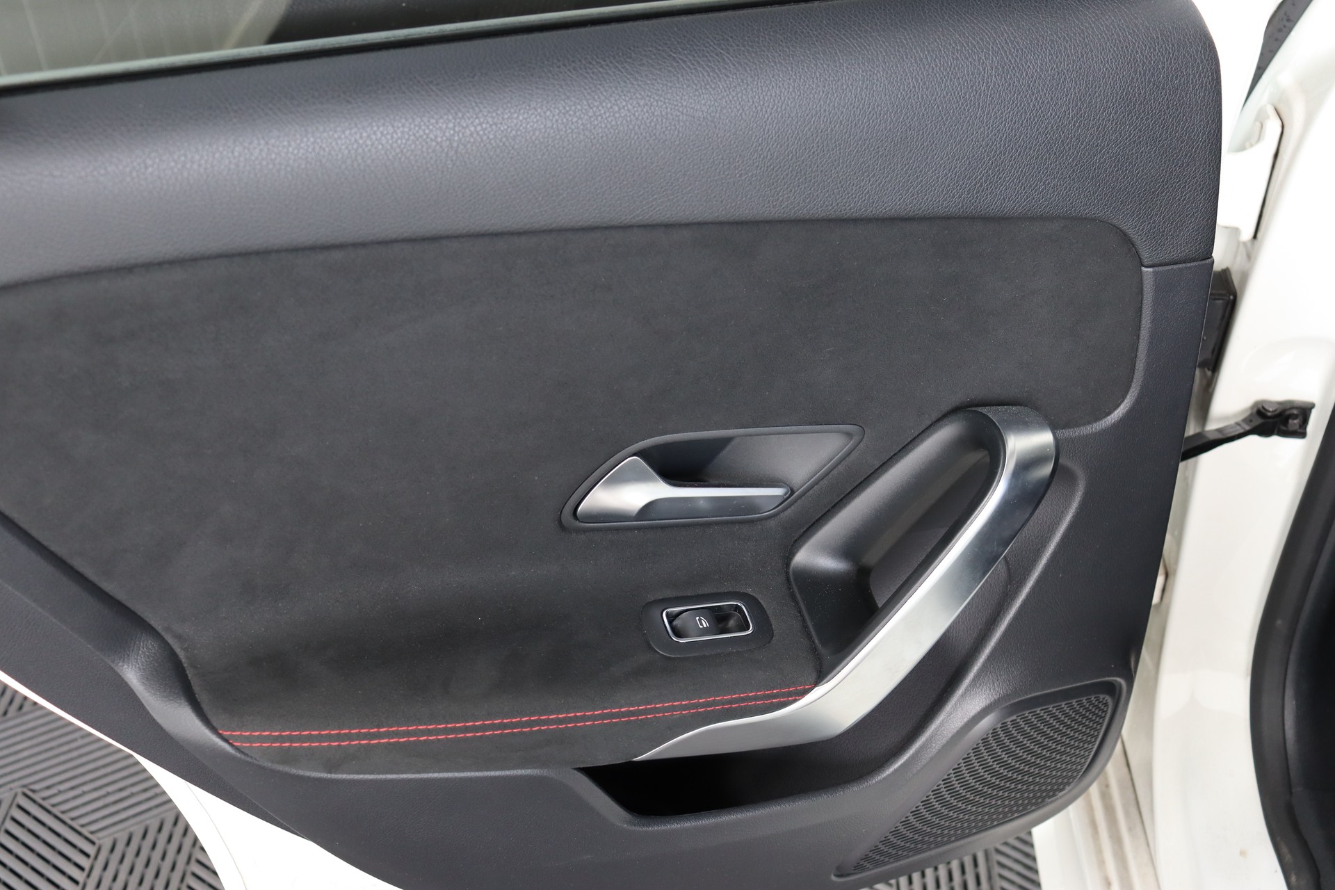 MERCEDES-BENZ A 250 AMG Line 7G-DCT-image-24