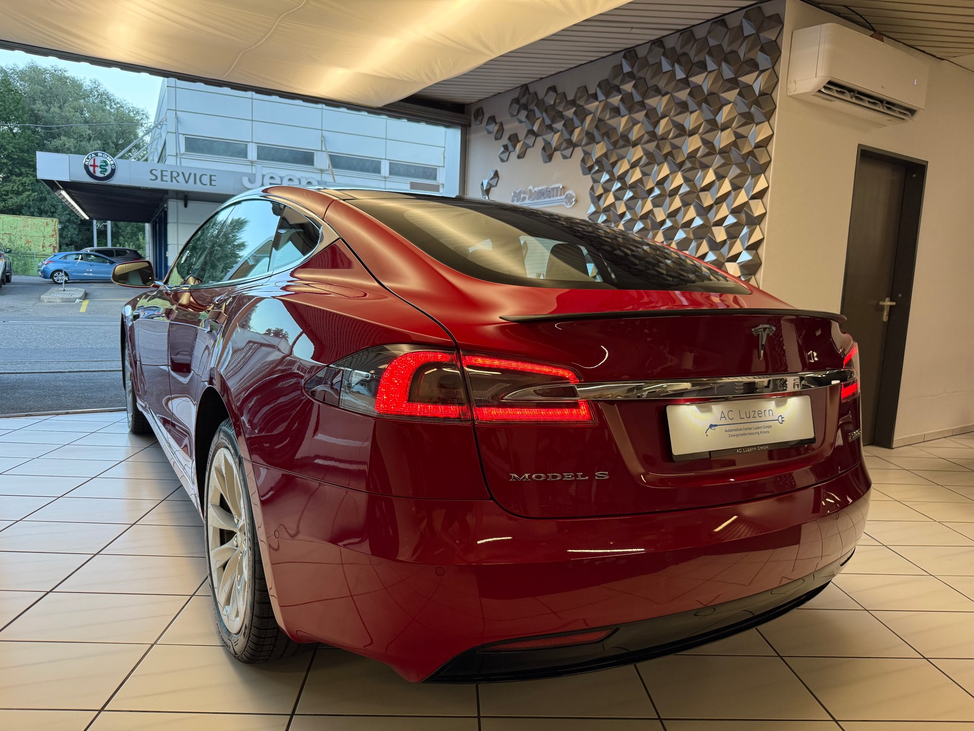 TESLA Model S 100 D Performance-showroom-element-3