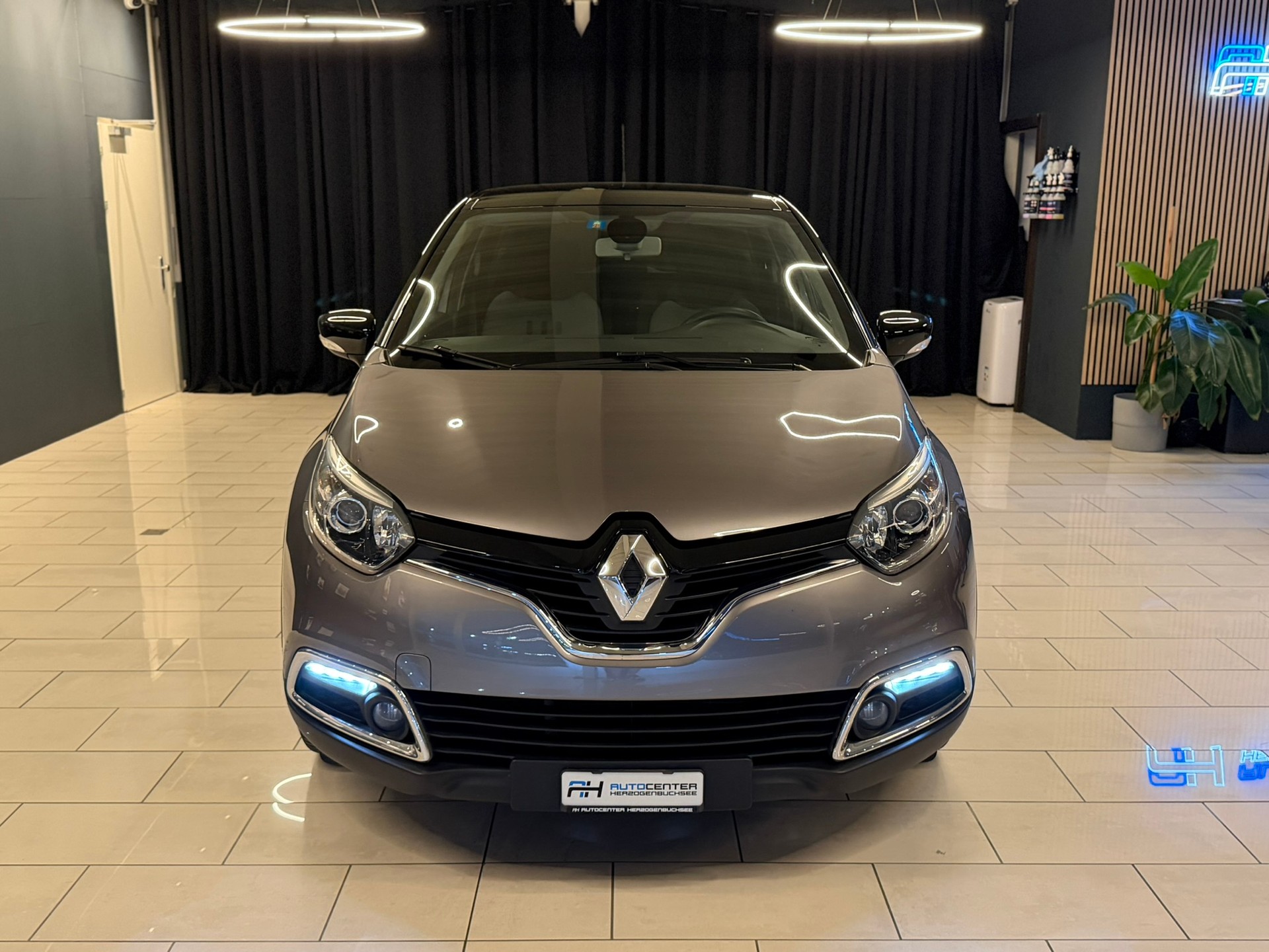 RENAULT Captur 1.2 T 16V Privilège EDC-showroom-element-1