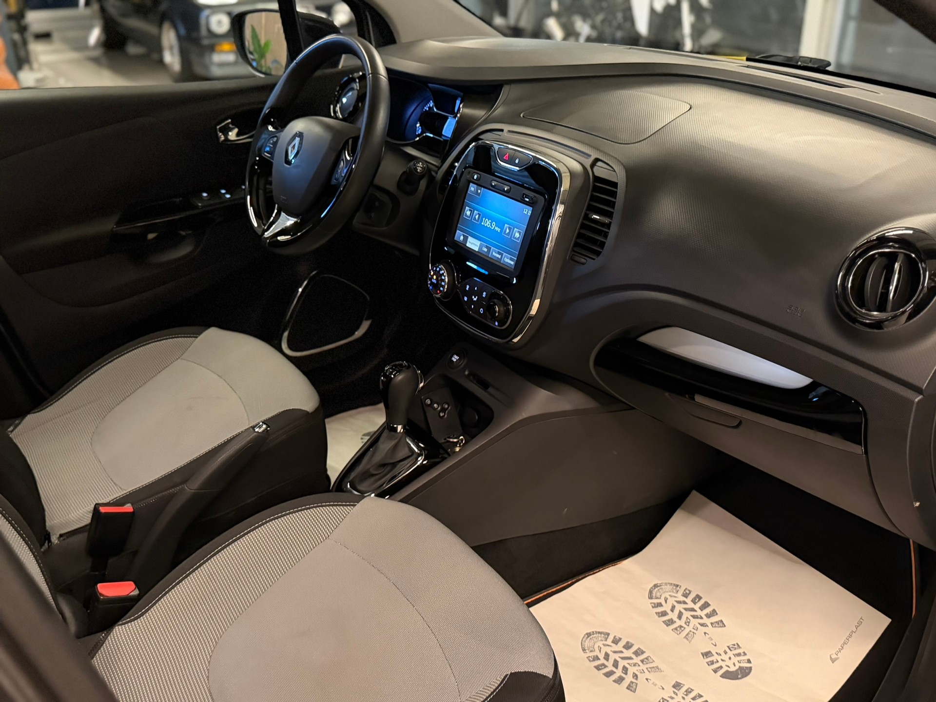 RENAULT Captur 1.2 T 16V Privilège EDC-image-11