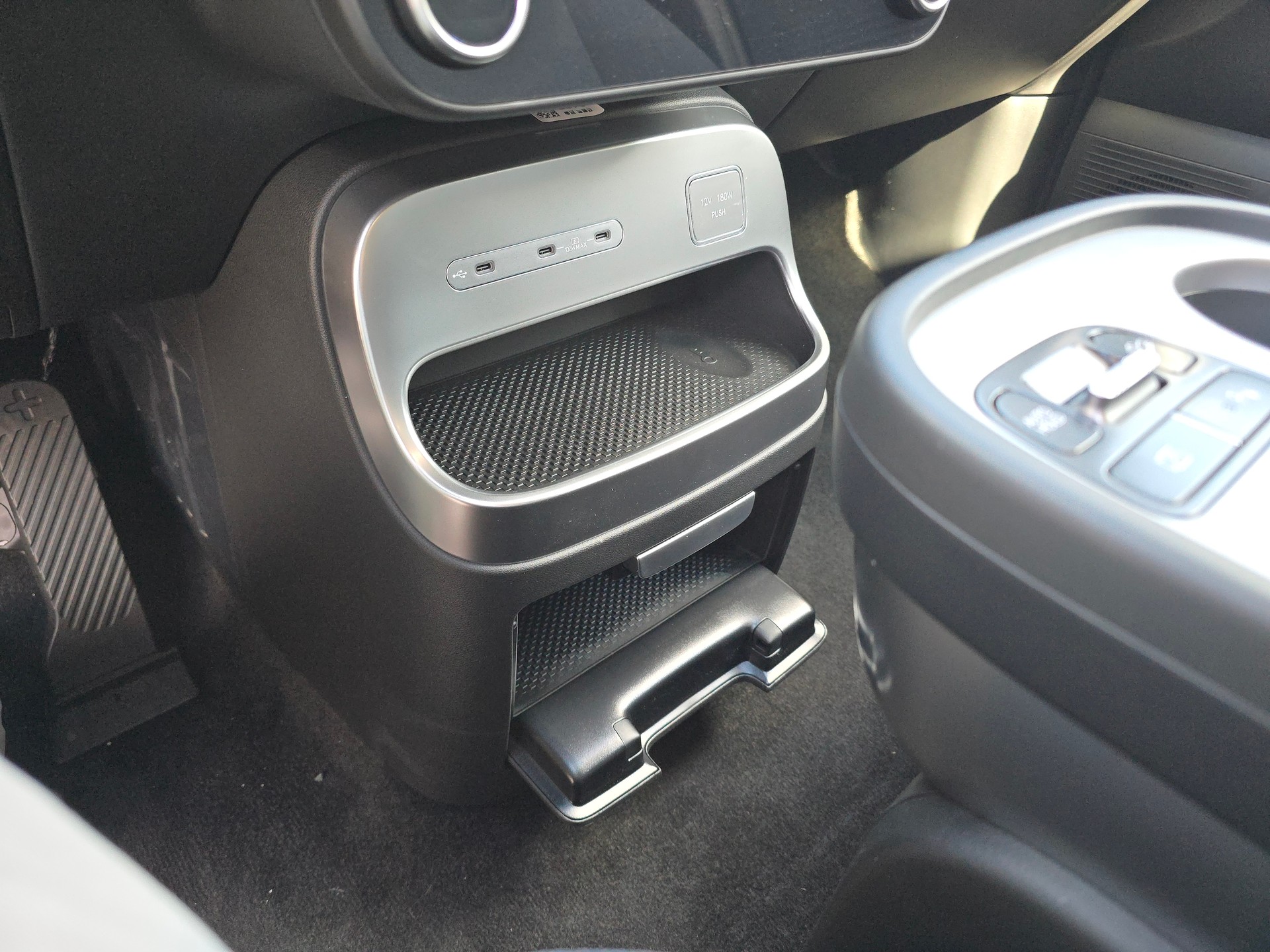 HYUNDAI Ioniq 9 110kWh Amplia 4WD-image-9