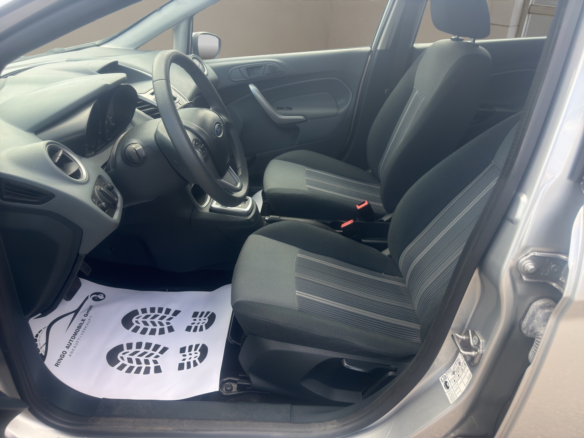 FORD Fiesta 1.4 16V Trend Automatic-image-8