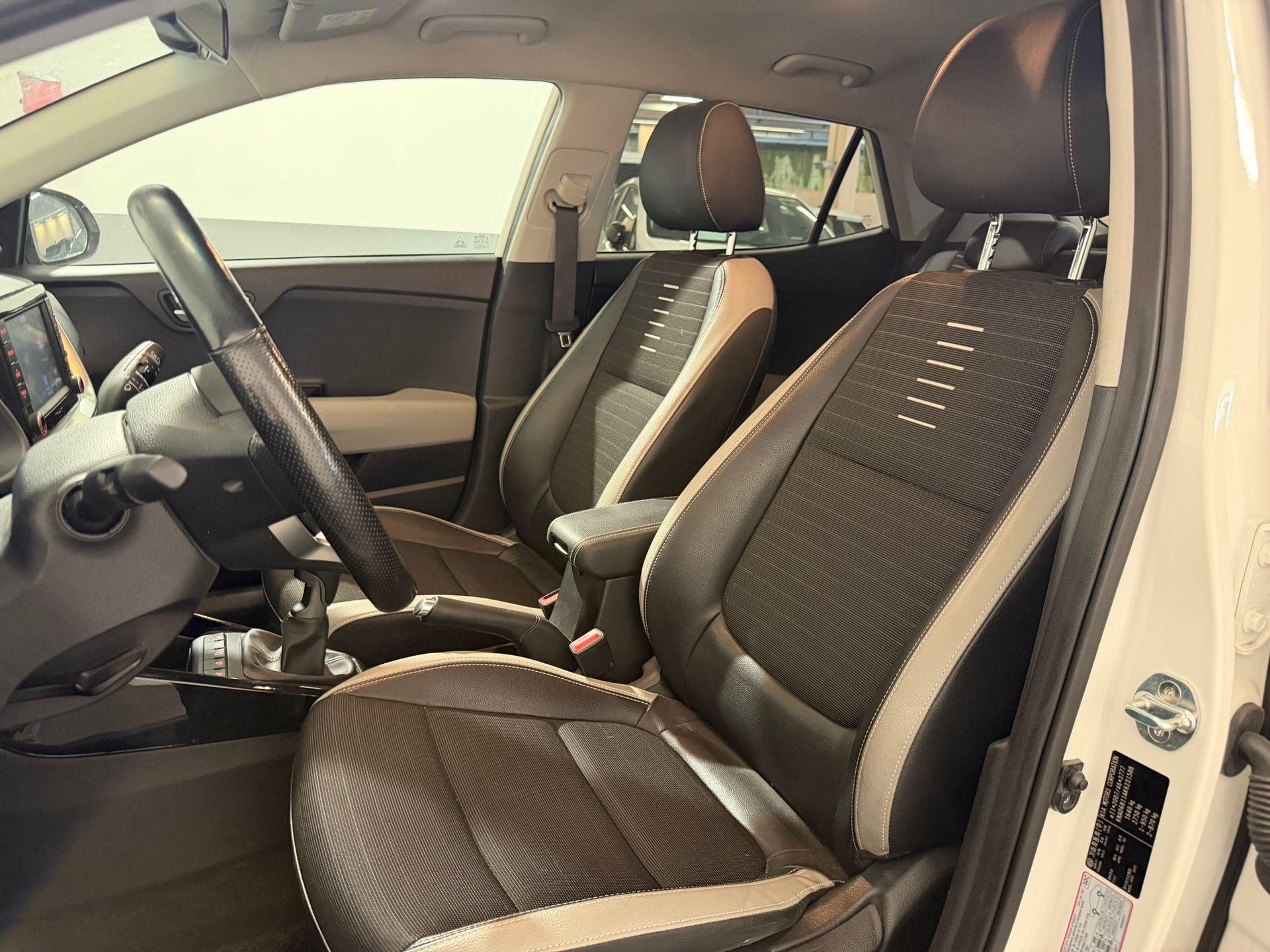 KIA Stonic 1.0 T-GDi-showroom-element-1