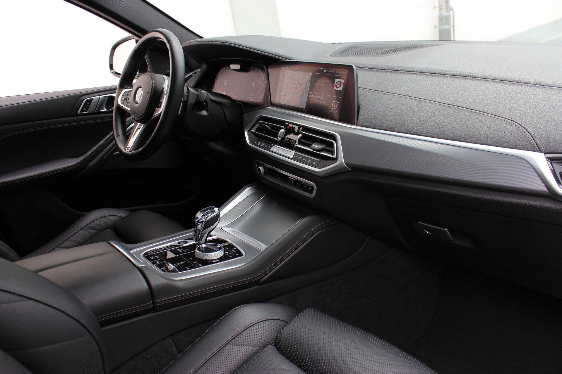 BMW X6 xDrive 48V 30d M Sport *MINERALWEISS METALLIC*-showroom-element-1