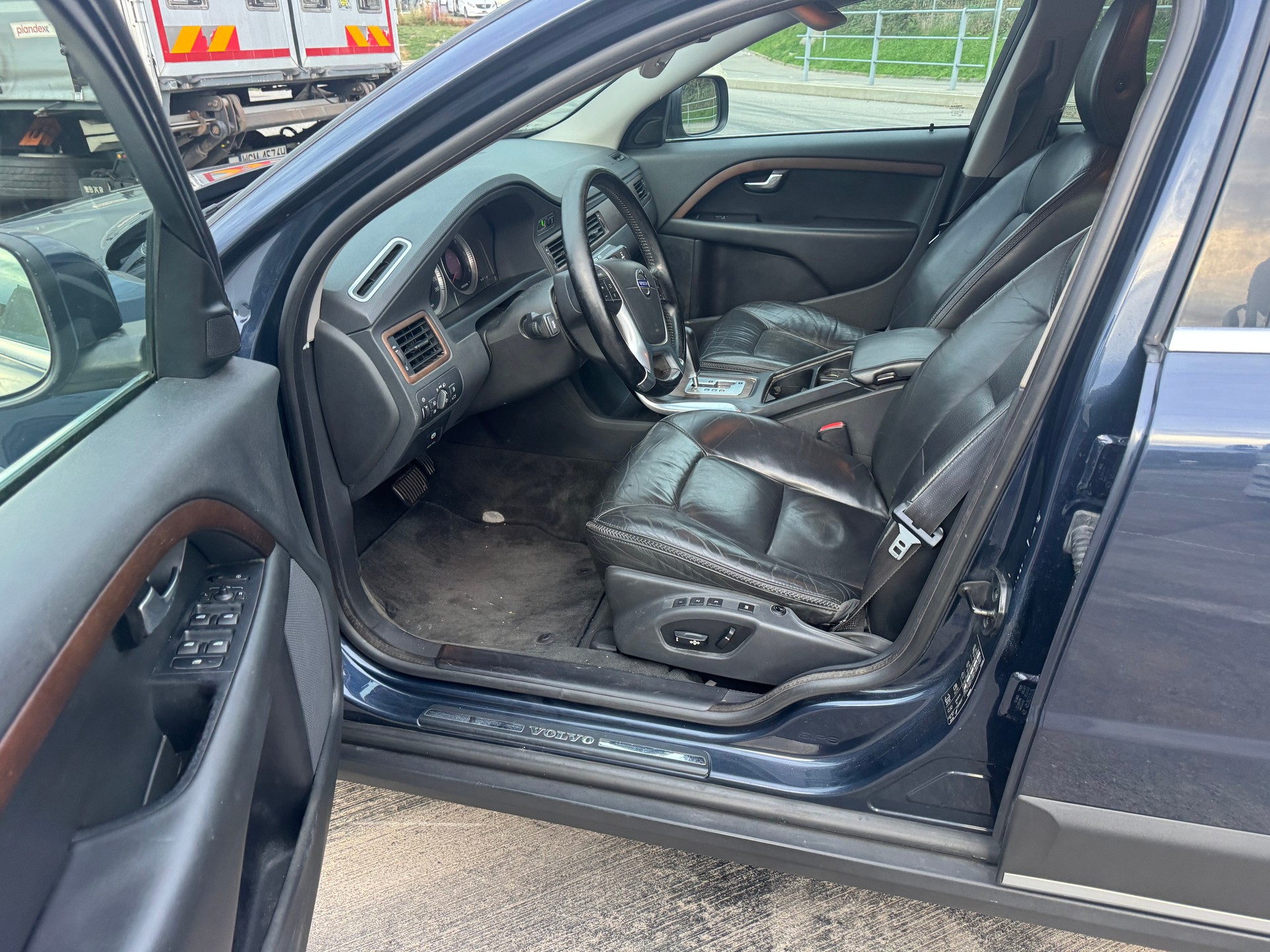 VOLVO XC70 D5 AWD Momentum Geartronic-image-7