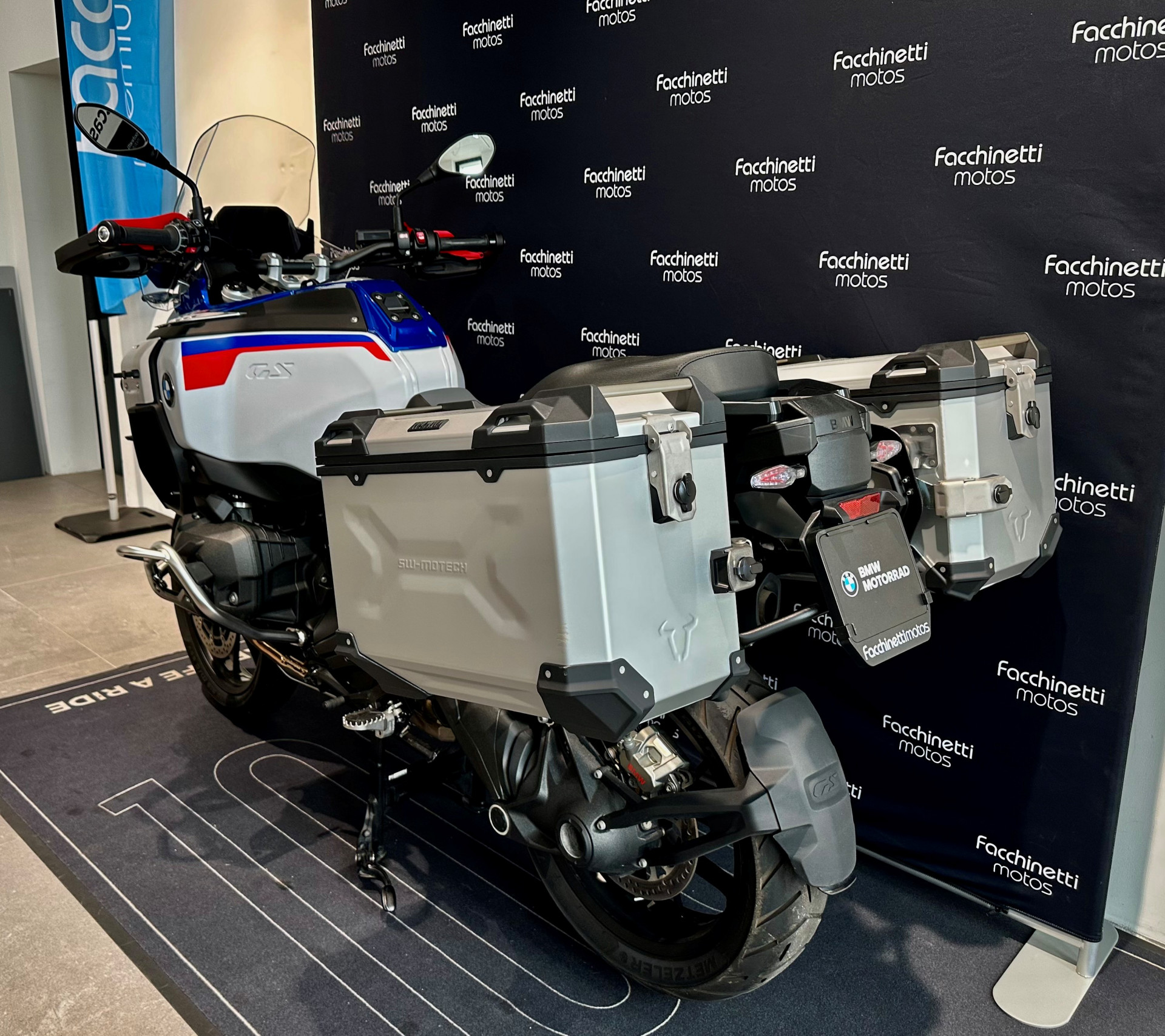 BMW R 1300 GS Adventure-showroom-element-2