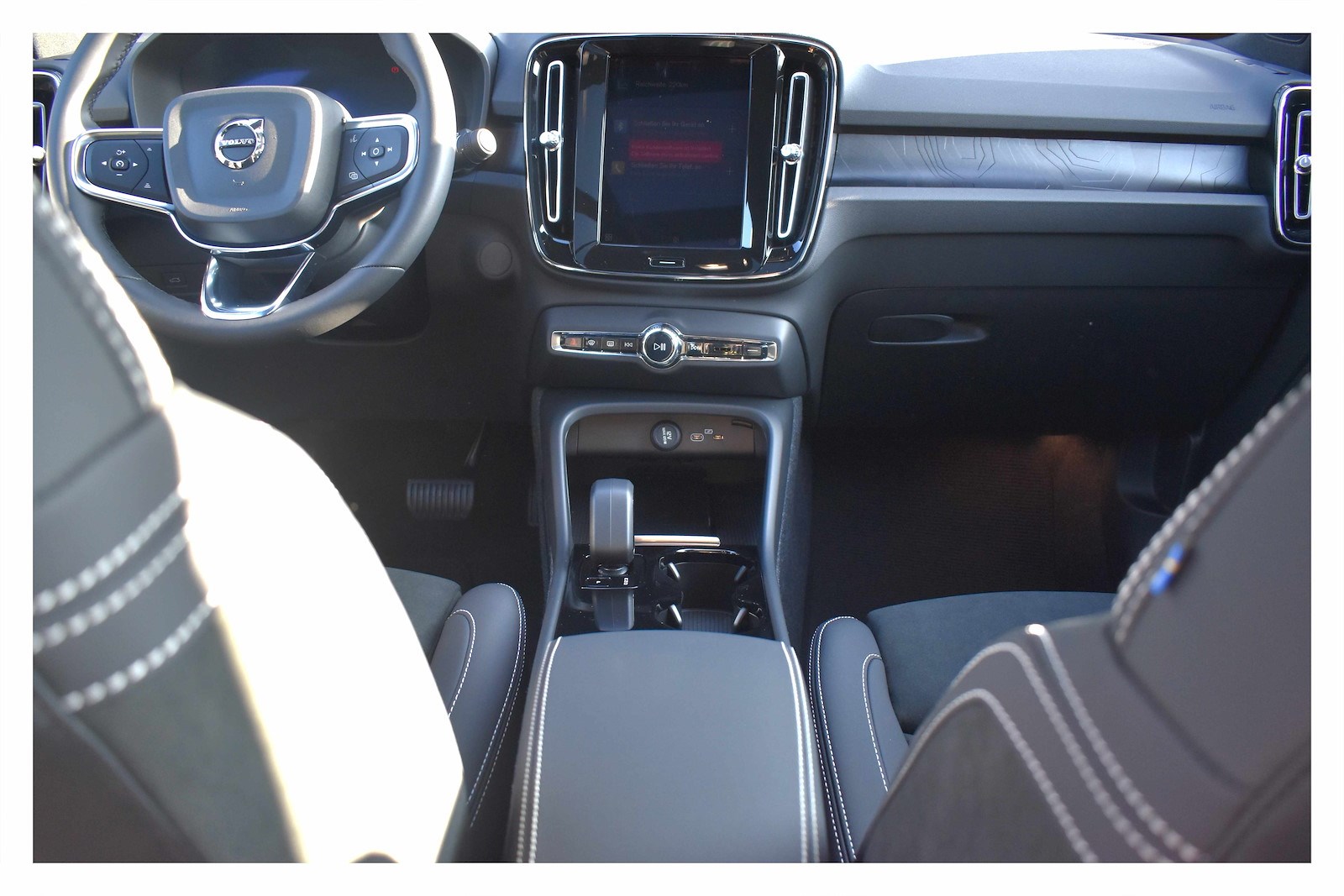 VOLVO XC40 Recharge P6 Ultimate-image-4