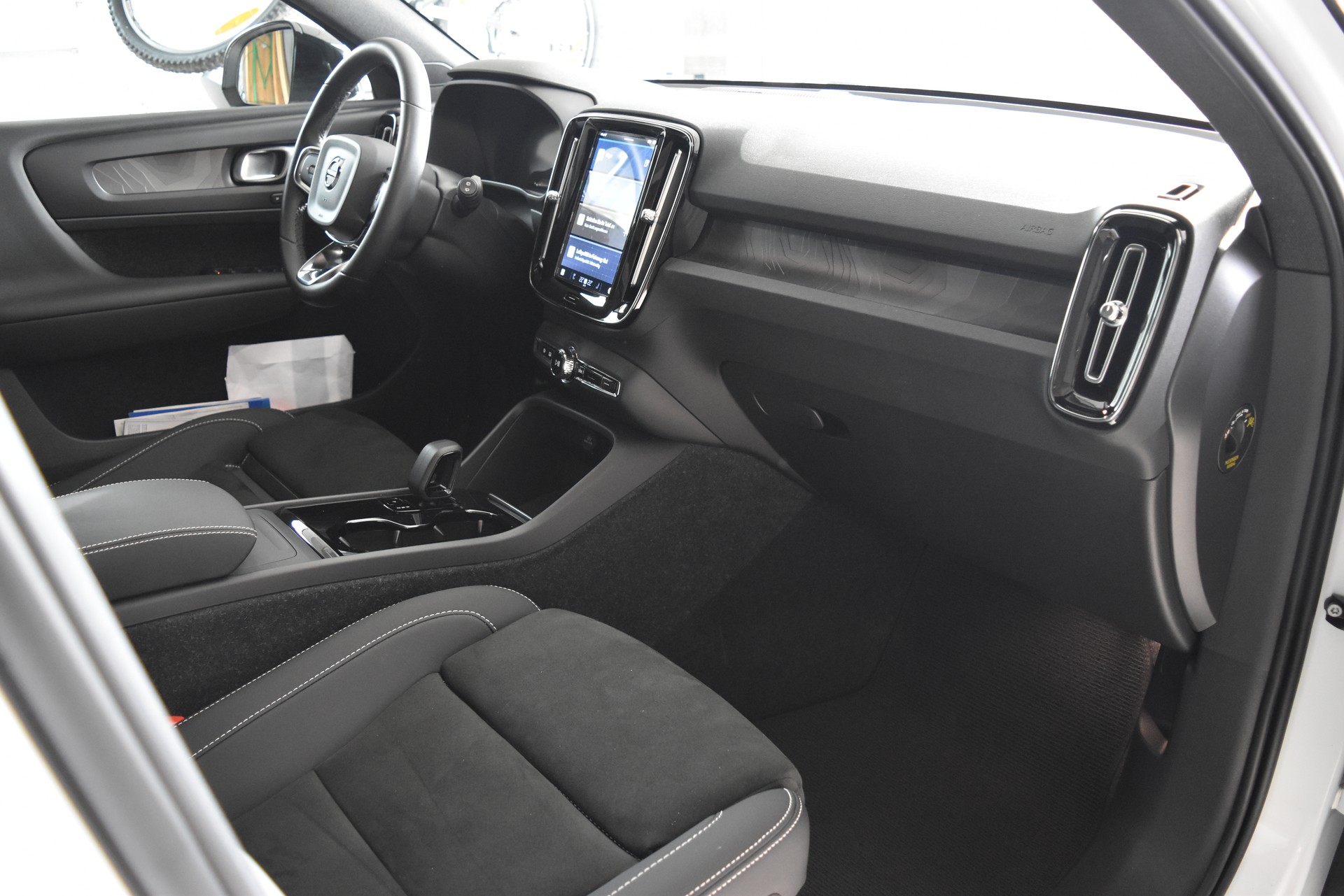 VOLVO XC40 Recharge P6 Ultimate-image-9