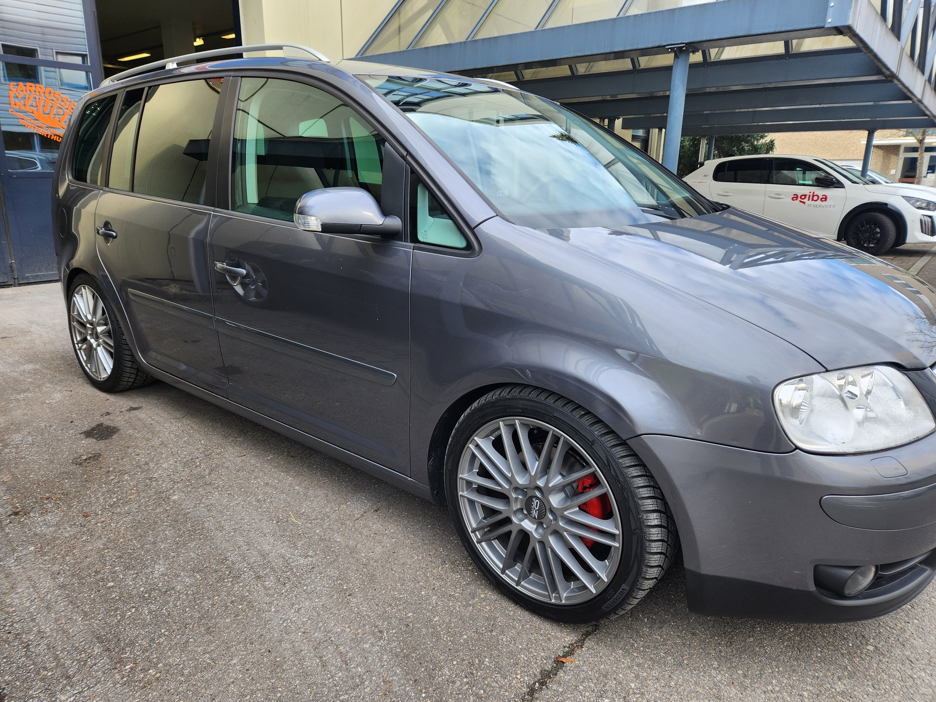 VW Touran 2.0 FSI Trendline-image-1