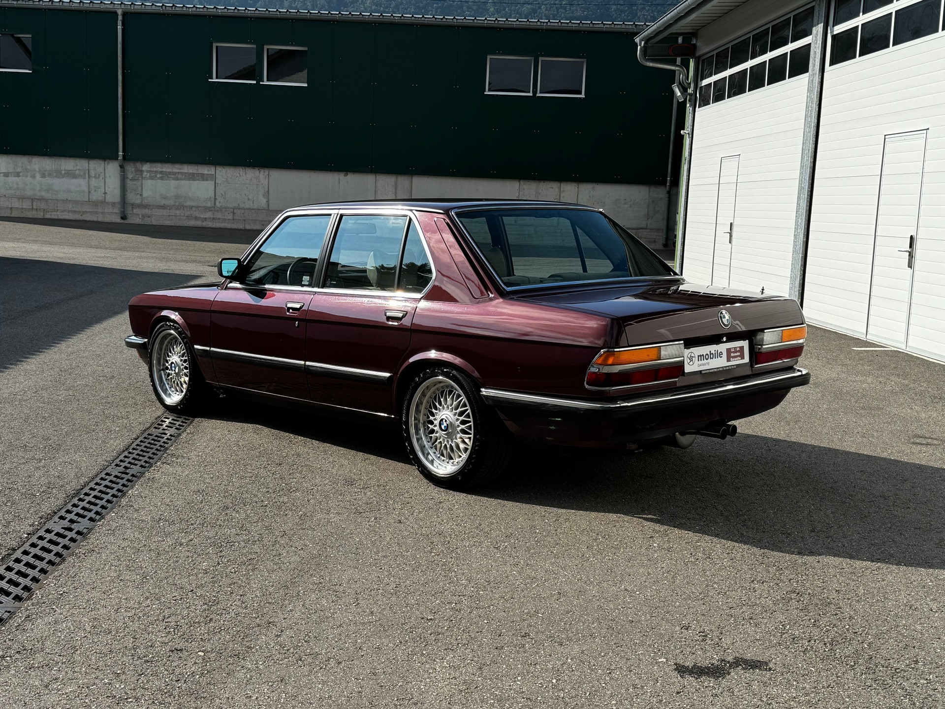 BMW 528i A-showroom-element-3