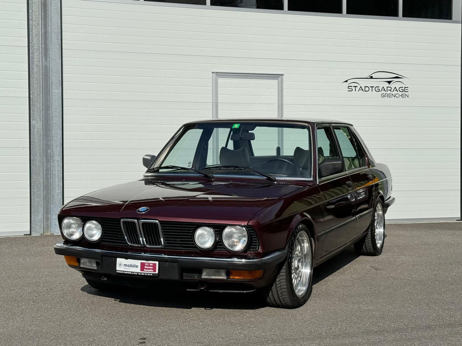 BMW 528i A-showroom-element-1