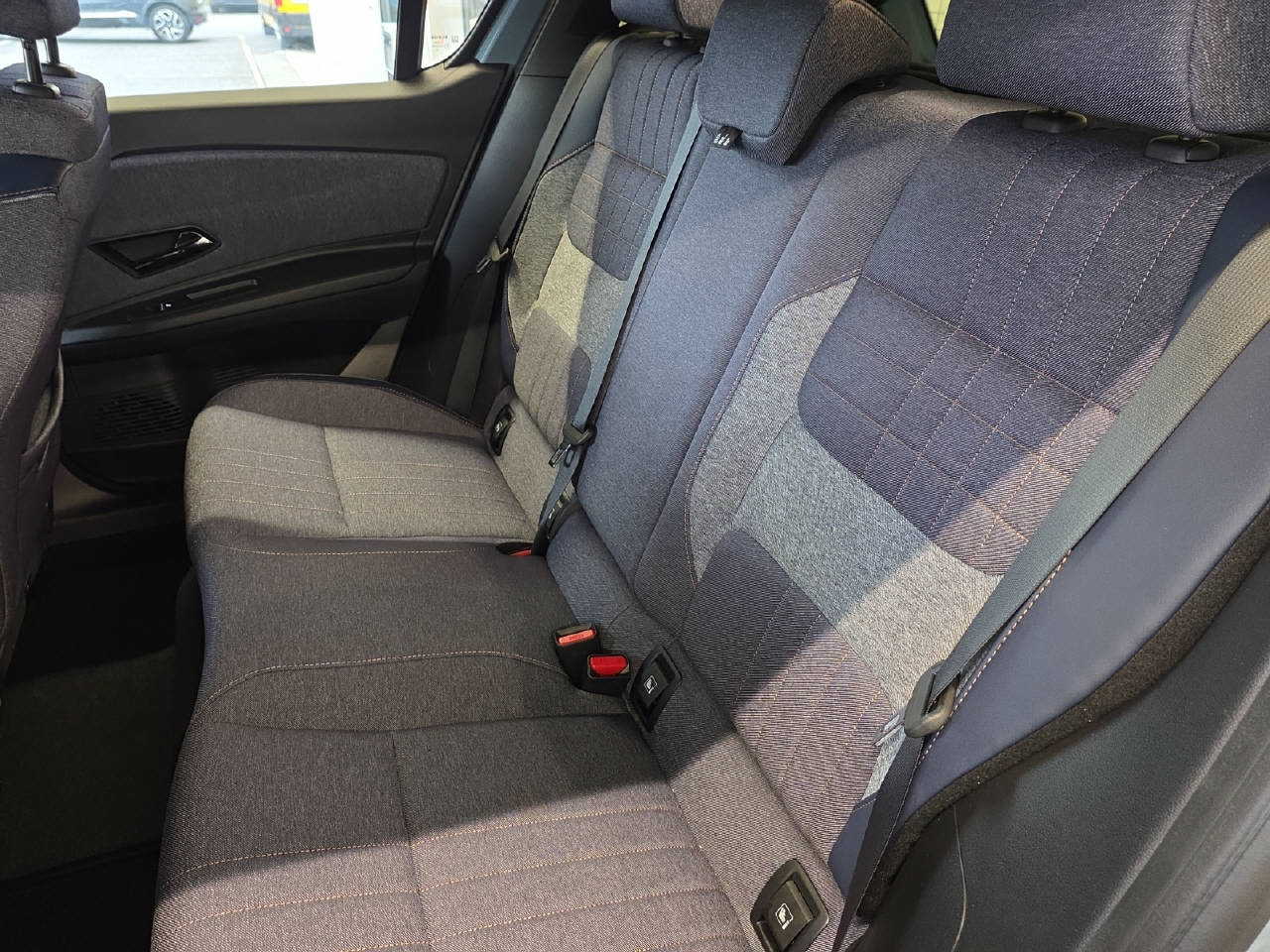 RENAULT 4 E-Tech Comfort Range techno Demo-image-7