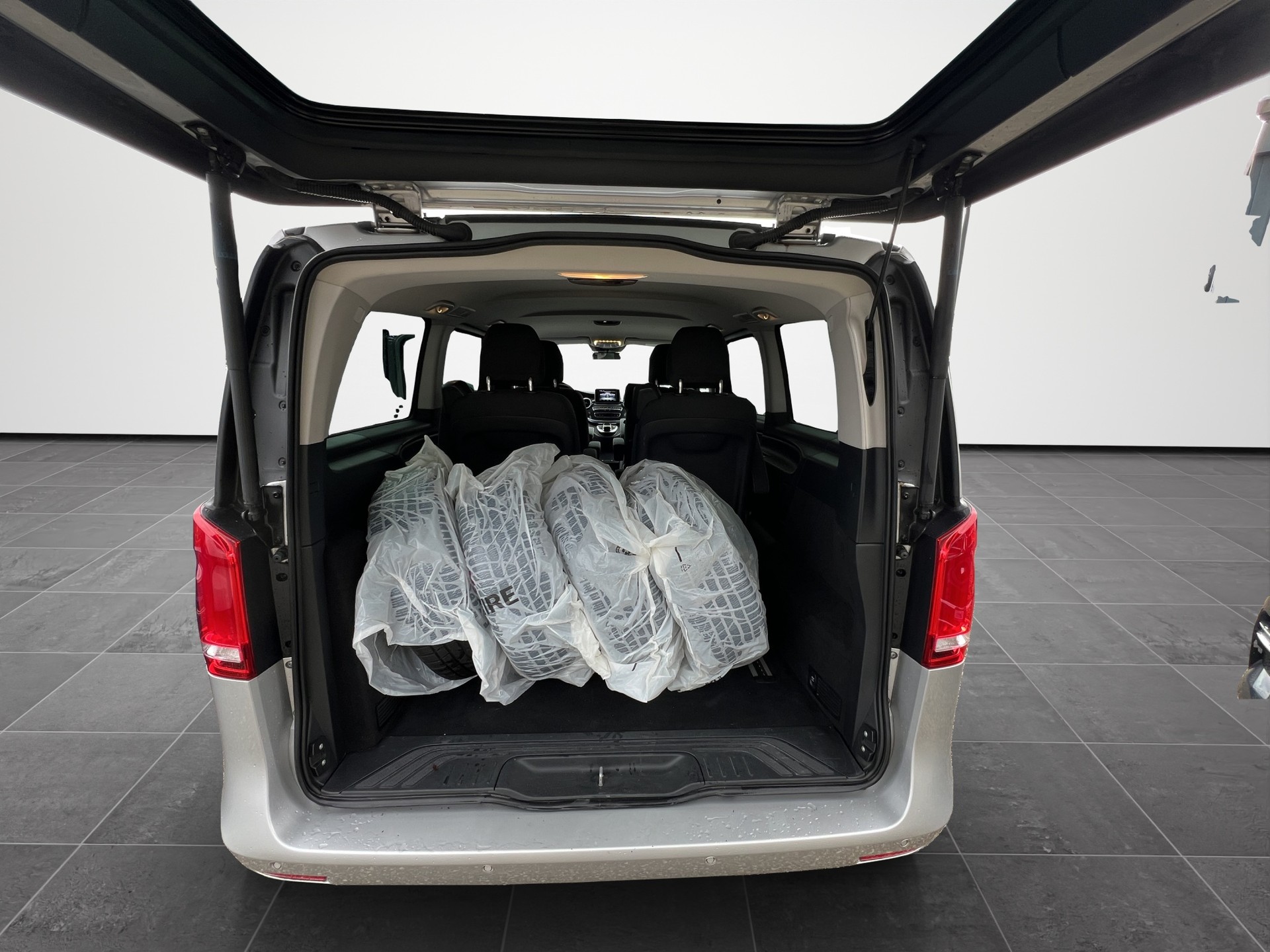 MERCEDES-BENZ V 250 d BlueTec long 4matic Van-image-16