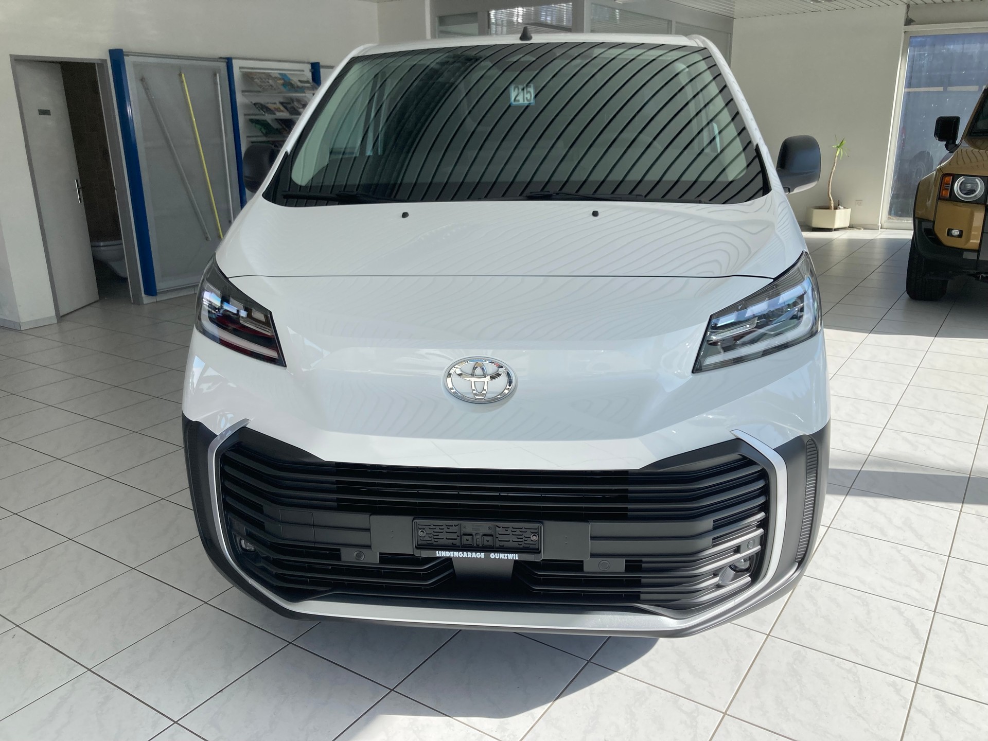 TOYOTA Proace EV 75kWh Medium Advanced-image-1