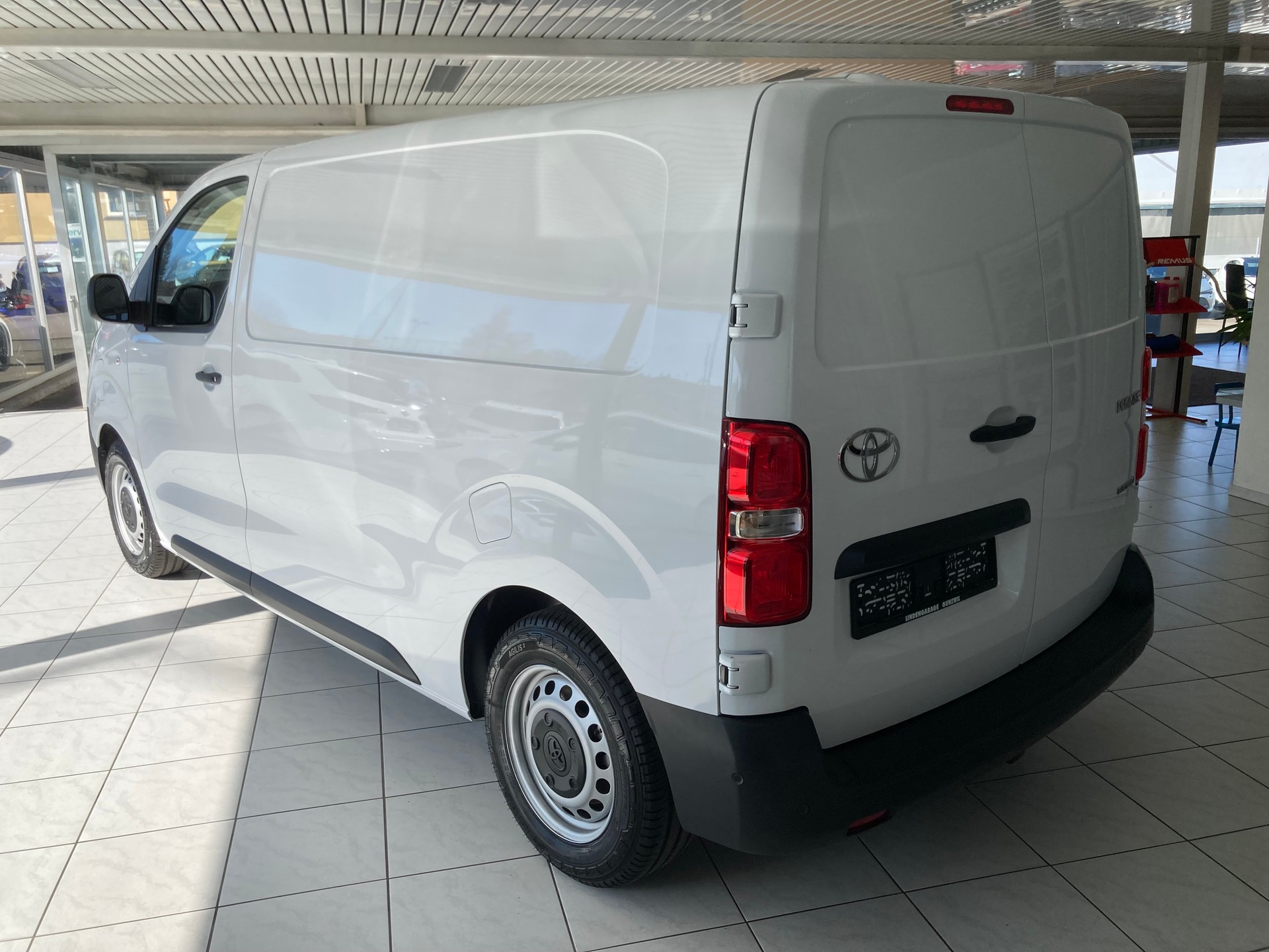 TOYOTA Proace EV 75kWh Medium Advanced-image-6