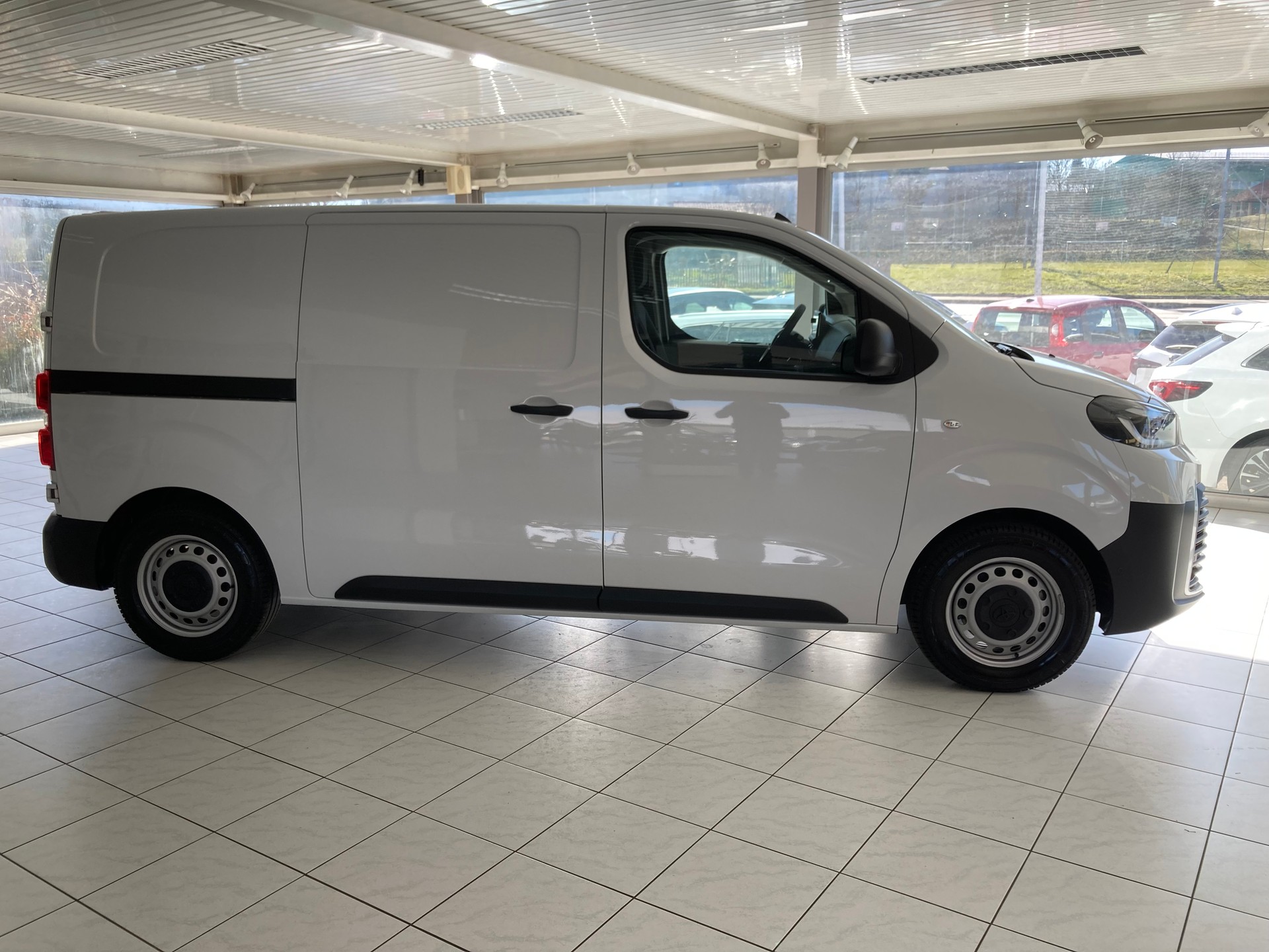 TOYOTA Proace EV 75kWh Medium Advanced-image-3