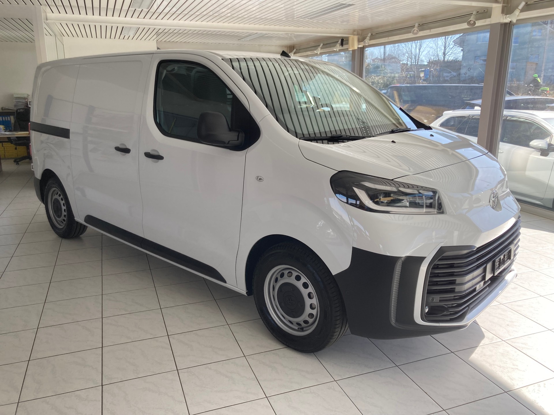 TOYOTA Proace EV 75kWh Medium Advanced-image-2