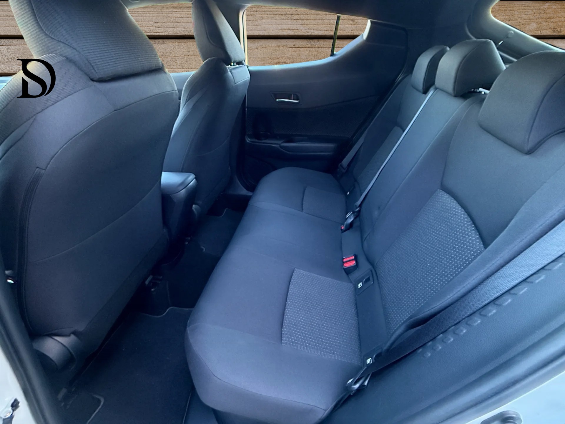 TOYOTA C-HR 1.8 HSD Comfort CVT-image-10