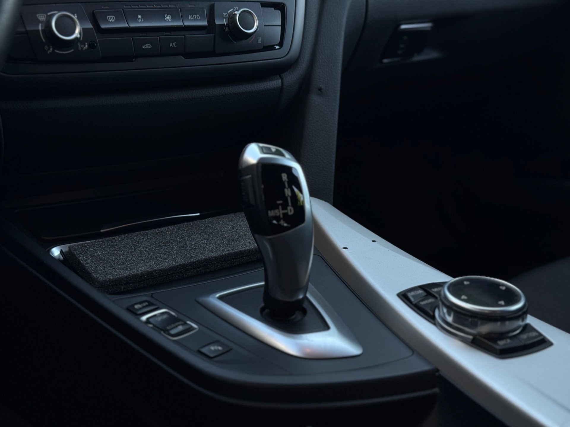 BMW 318d Touring Steptronic-image-12