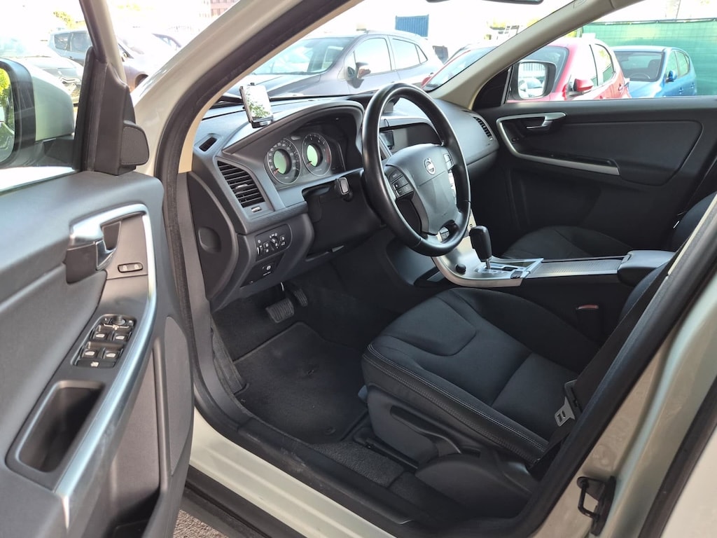 VOLVO XC60 D5 AWD Momentum Geartronic-image-7