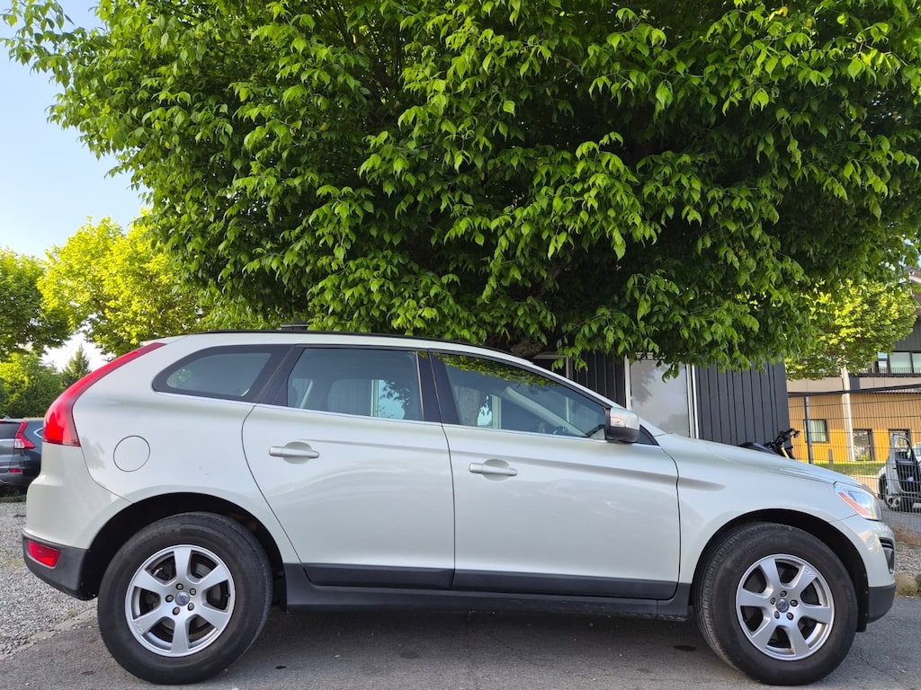 VOLVO XC60 D5 AWD Momentum Geartronic-image-6