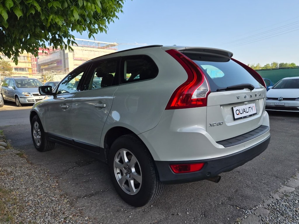 VOLVO XC60 D5 AWD Momentum Geartronic-image-3