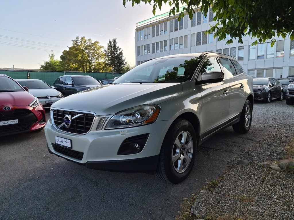 VOLVO XC60 D5 AWD Momentum Geartronic-image-2