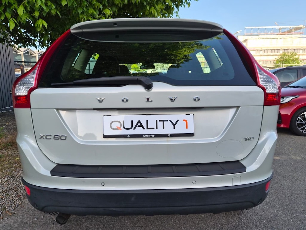 VOLVO XC60 D5 AWD Momentum Geartronic-image-4