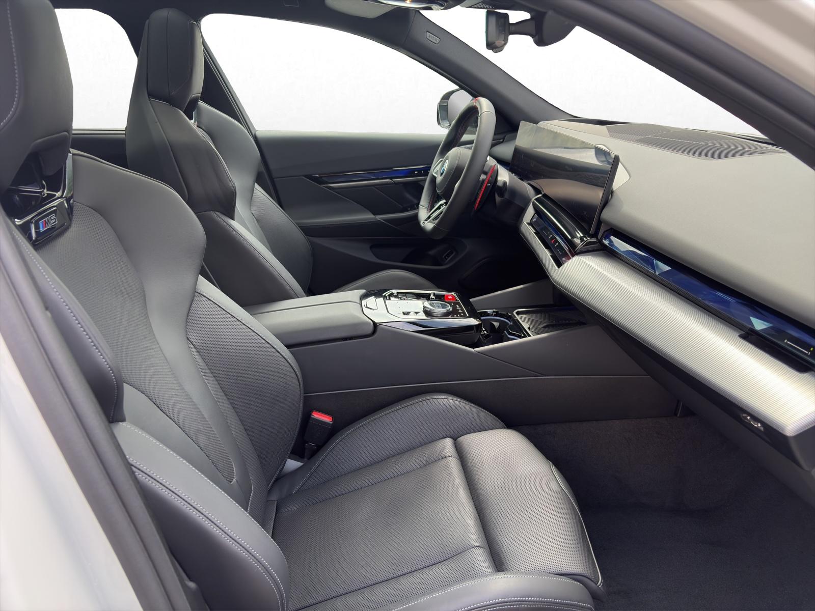 BMW M5 xDrive Touring-image-13