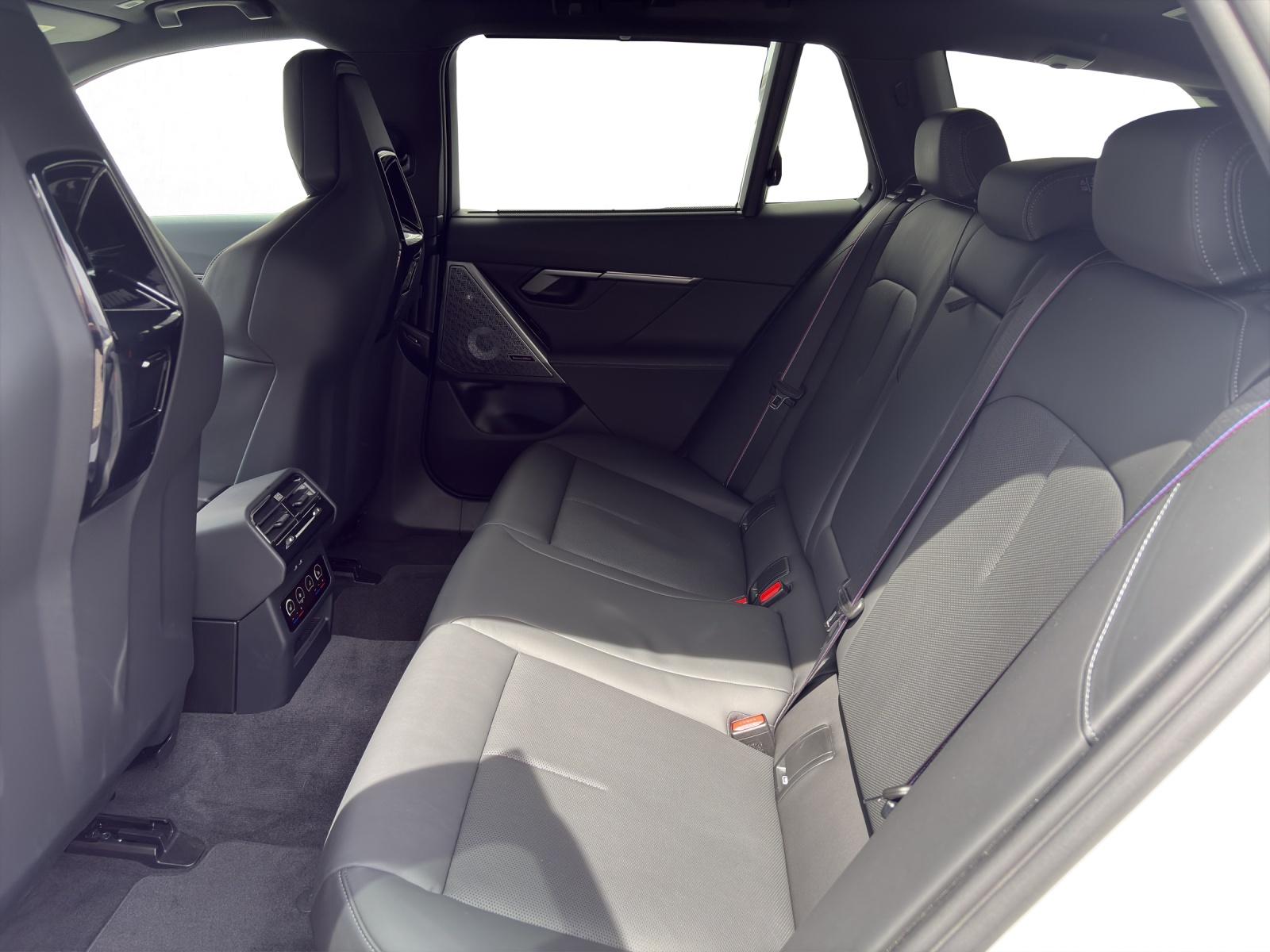 BMW M5 xDrive Touring-image-11